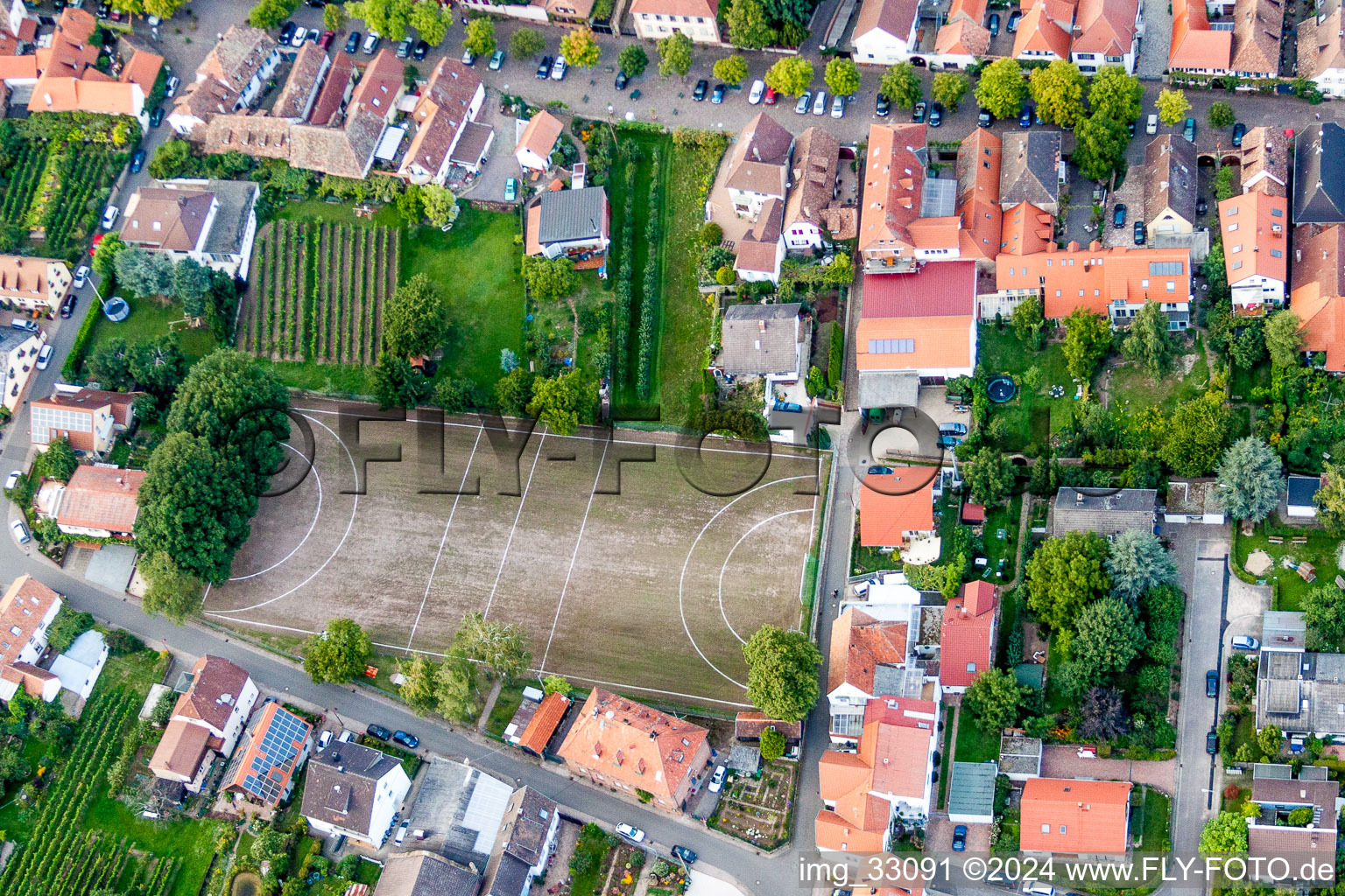 Vue aérienne de Terrain de sport - terrain de football de l'équipement de loisirs à le quartier Rhodt in Rhodt unter Rietburg dans le département Rhénanie-Palatinat, Allemagne