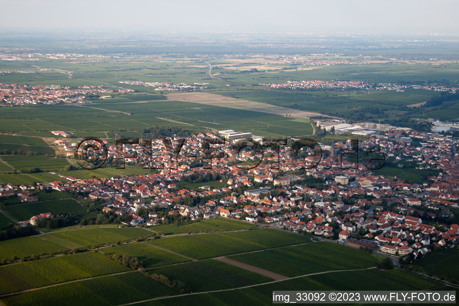 Vue aérienne de Du sud-ouest à Edenkoben dans le département Rhénanie-Palatinat, Allemagne