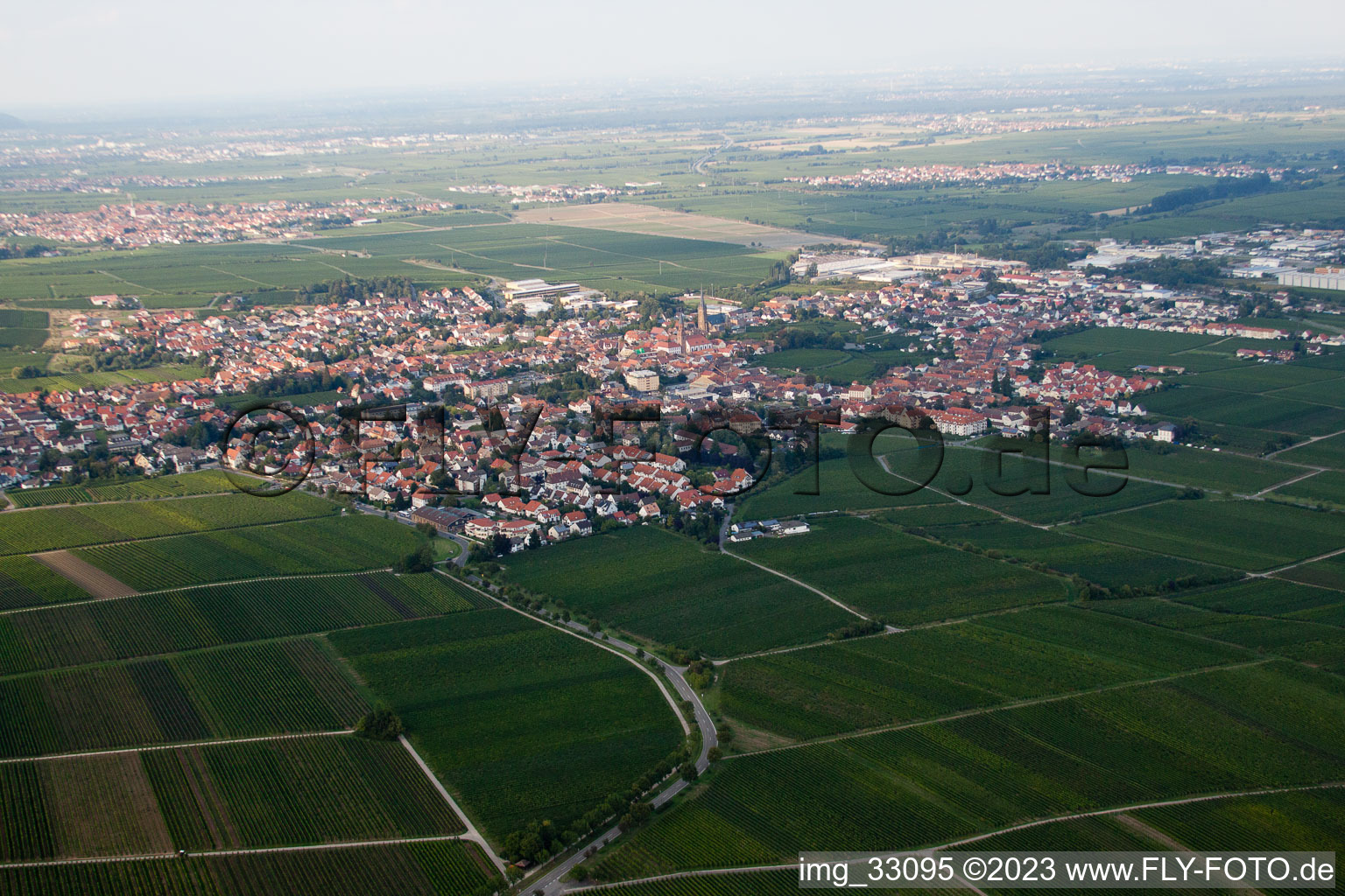 Vue oblique de Du sud-ouest à Edenkoben dans le département Rhénanie-Palatinat, Allemagne