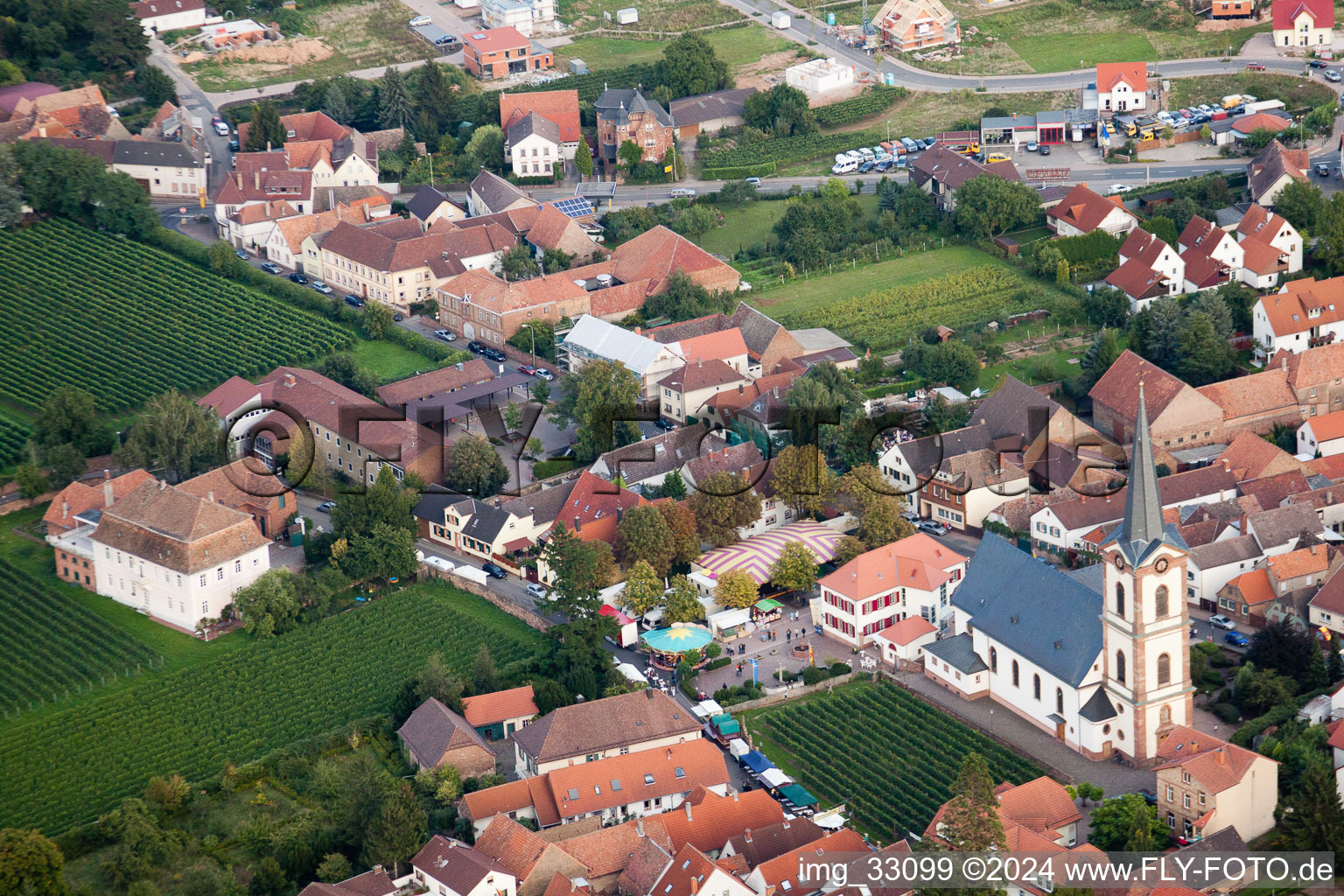 Vue aérienne de Bâtiment de l'église Saint-Pierre et Paul au centre du village à Edesheim dans le département Rhénanie-Palatinat, Allemagne