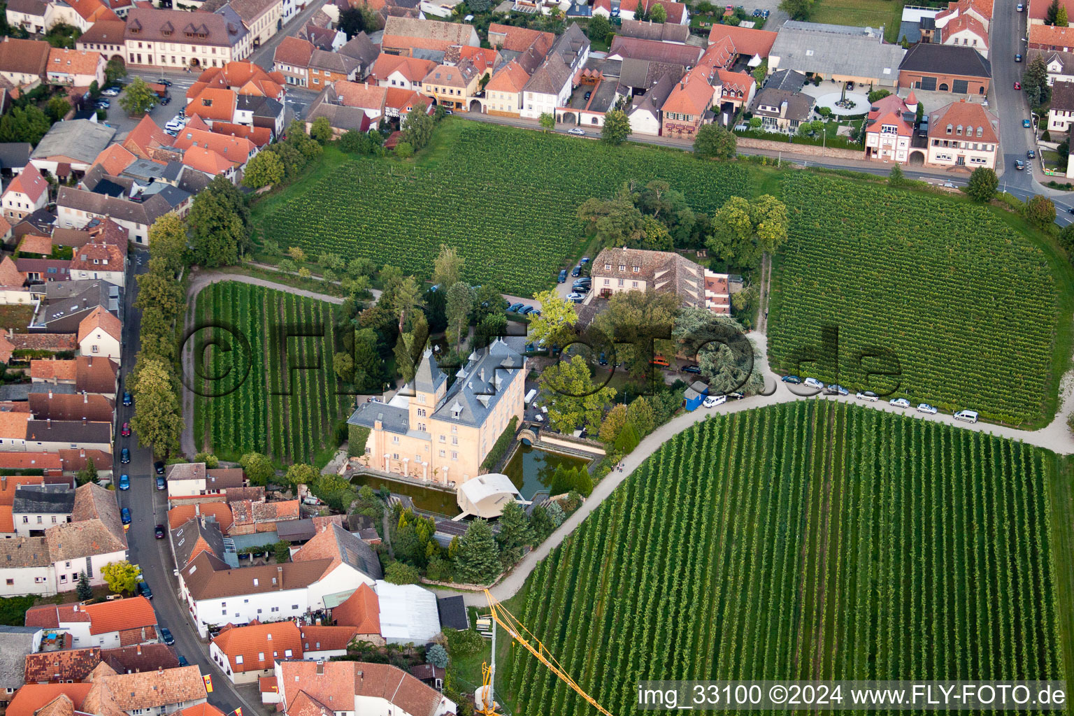 Vue oblique de Hôtel Schloß Edesheim, hôtels privés Dr. Lohbeck GmbH & Co. KG à Edesheim dans le département Rhénanie-Palatinat, Allemagne