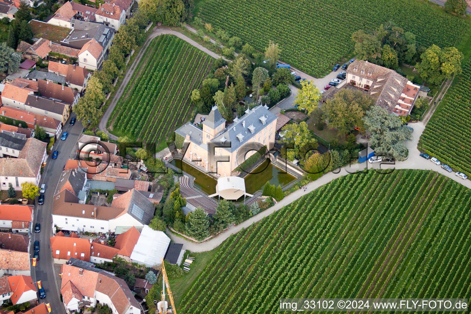 Hôtel Schloß Edesheim, hôtels privés Dr. Lohbeck GmbH & Co. KG à Edesheim dans le département Rhénanie-Palatinat, Allemagne d'en haut