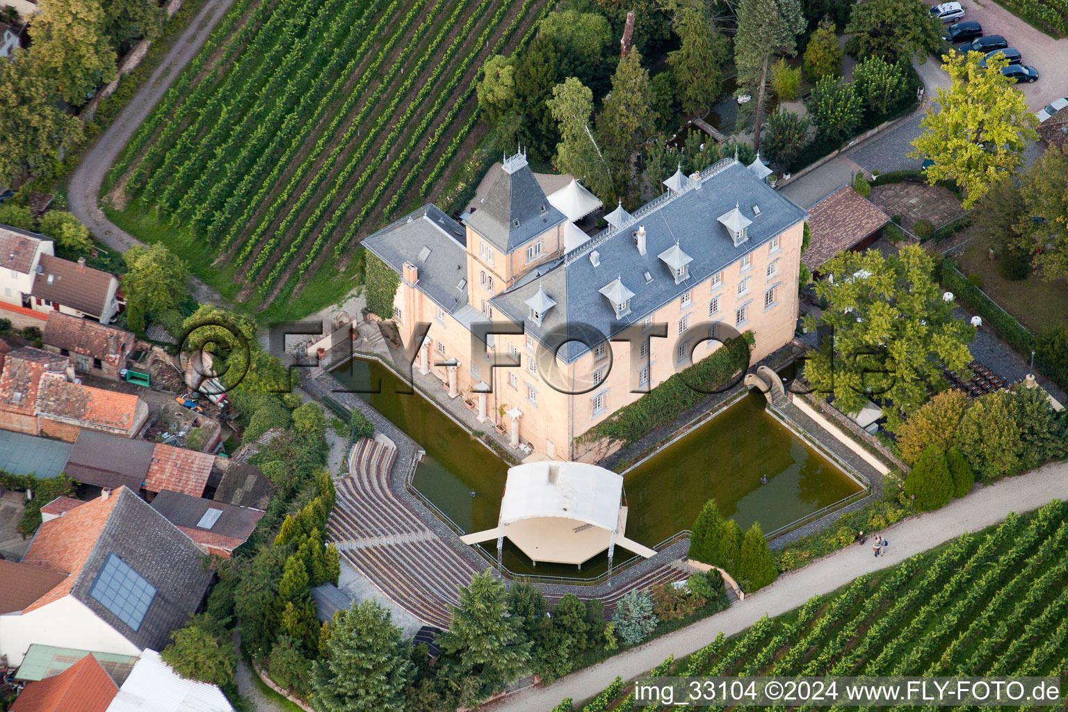 Hôtel Schloß Edesheim, hôtels privés Dr. Lohbeck GmbH & Co. KG à Edesheim dans le département Rhénanie-Palatinat, Allemagne vue d'en haut