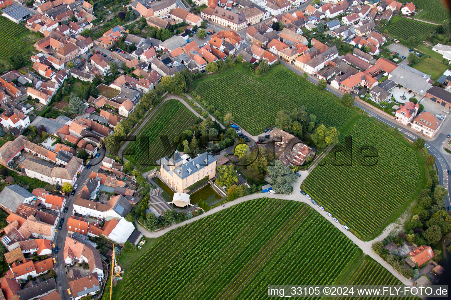 Hôtel Schloß Edesheim, hôtels privés Dr. Lohbeck GmbH & Co. KG à Edesheim dans le département Rhénanie-Palatinat, Allemagne depuis l'avion