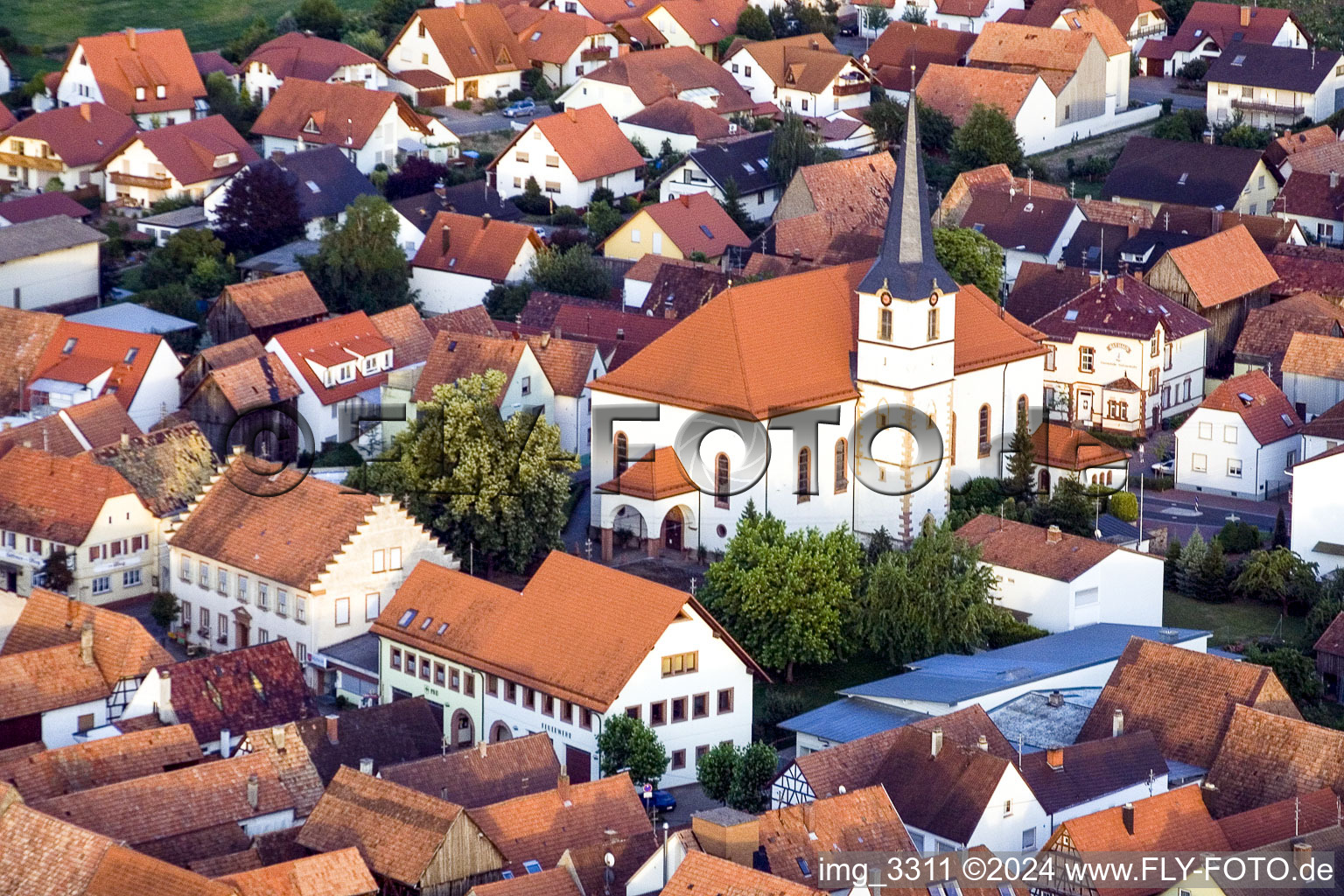 Vue aérienne de Église à Hatzenbühl dans le département Rhénanie-Palatinat, Allemagne