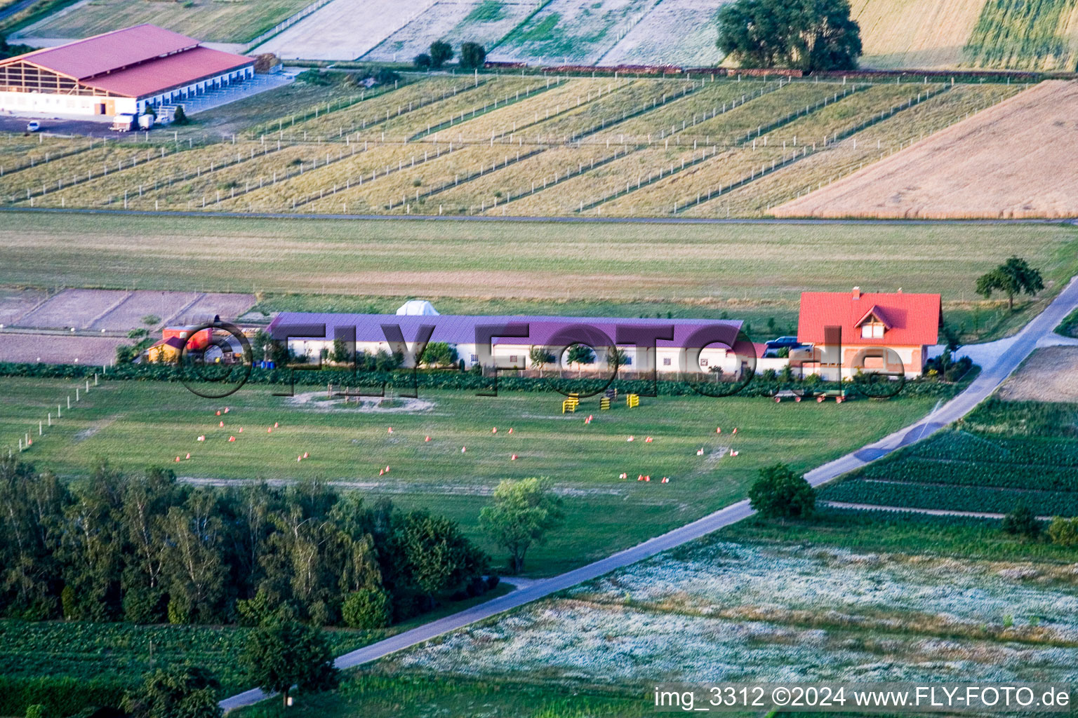 Vue aérienne de Écurie équestre à Hatzenbühl dans le département Rhénanie-Palatinat, Allemagne