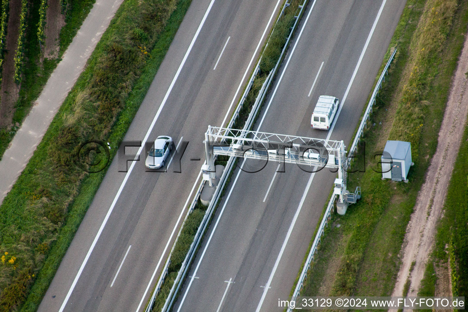 Vue aérienne de Pont à péage de l'autoroute A65 à Edesheim dans le département Rhénanie-Palatinat, Allemagne