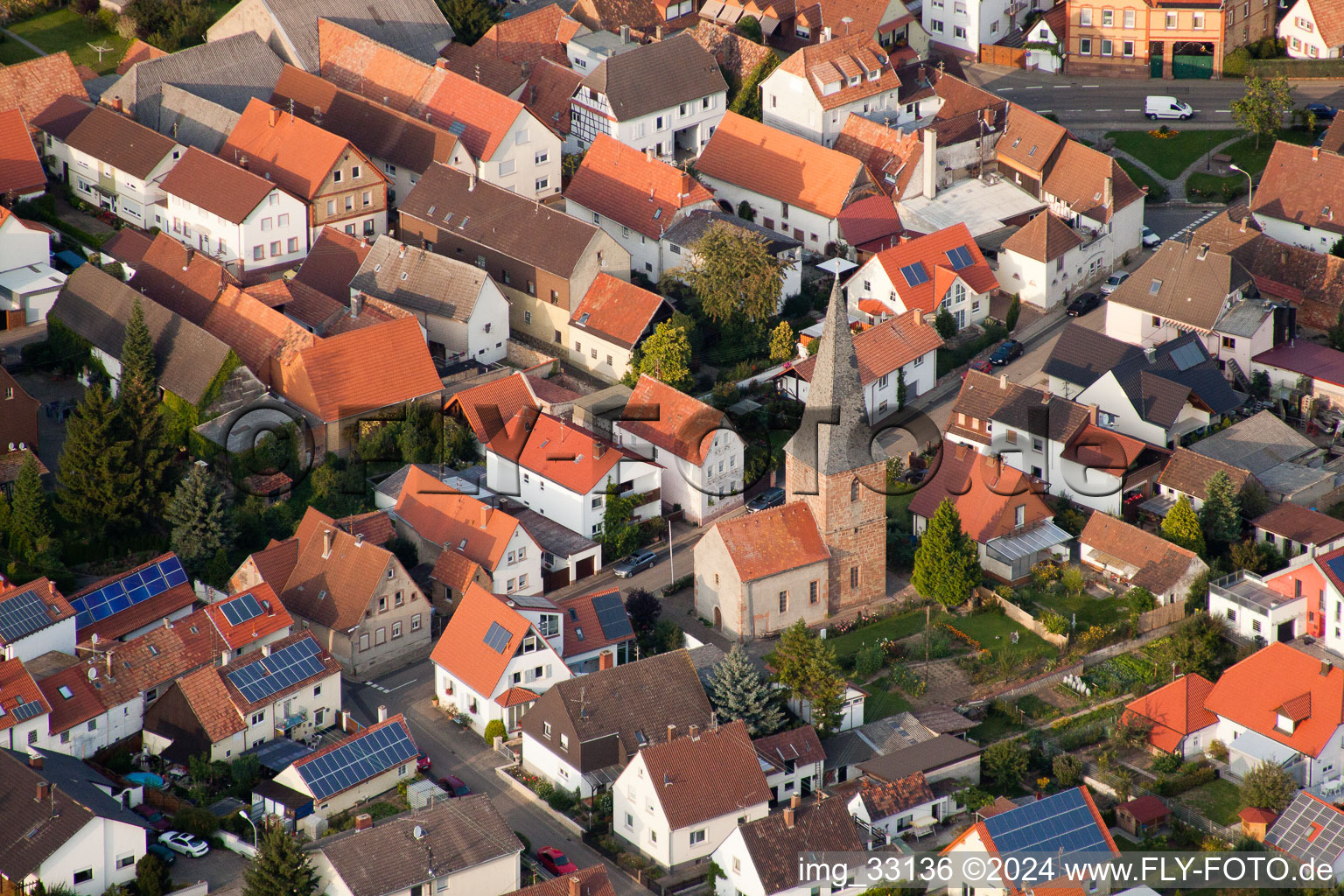 Vue aérienne de Bâtiment d'église au centre du village à Essingen dans le département Rhénanie-Palatinat, Allemagne