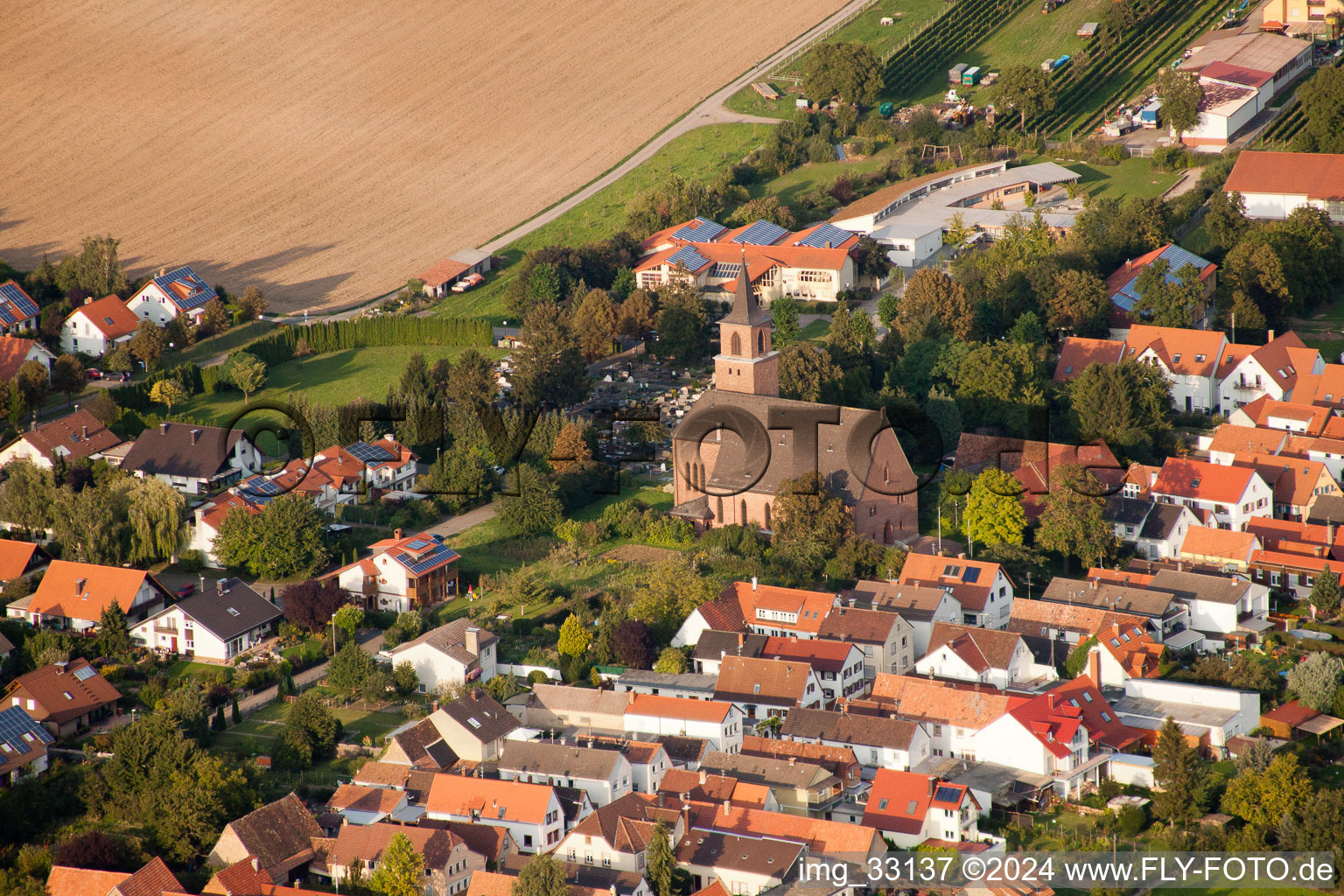 Vue aérienne de Bâtiment d'église au centre du village à Essingen dans le département Rhénanie-Palatinat, Allemagne