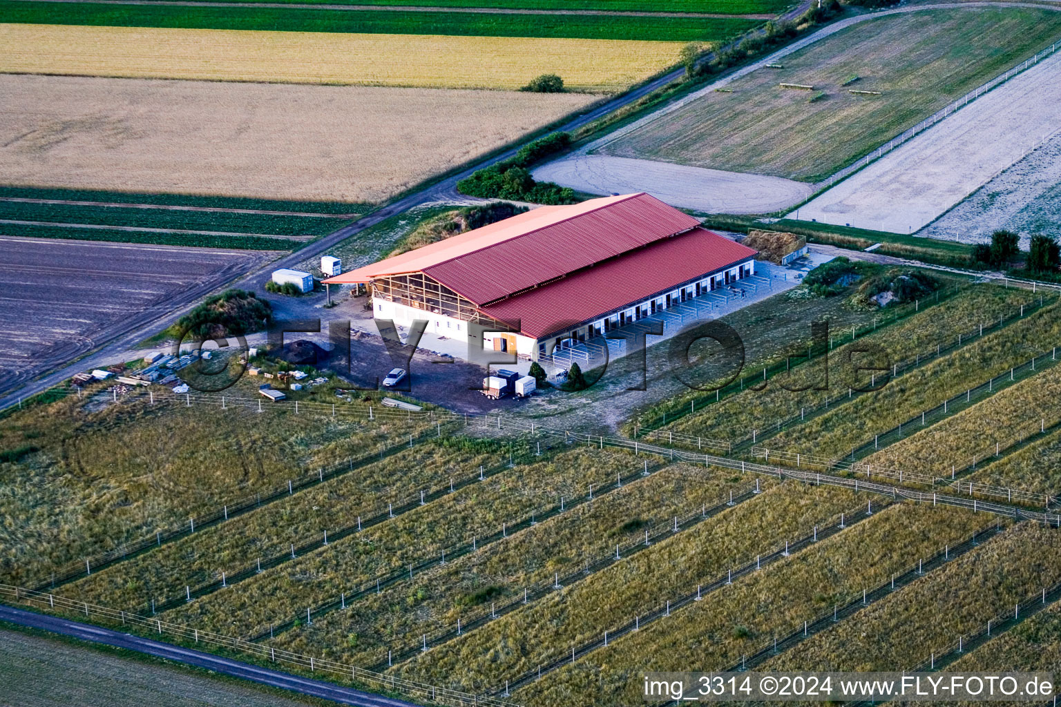 Vue aérienne de Écurie équestre à Hatzenbühl dans le département Rhénanie-Palatinat, Allemagne