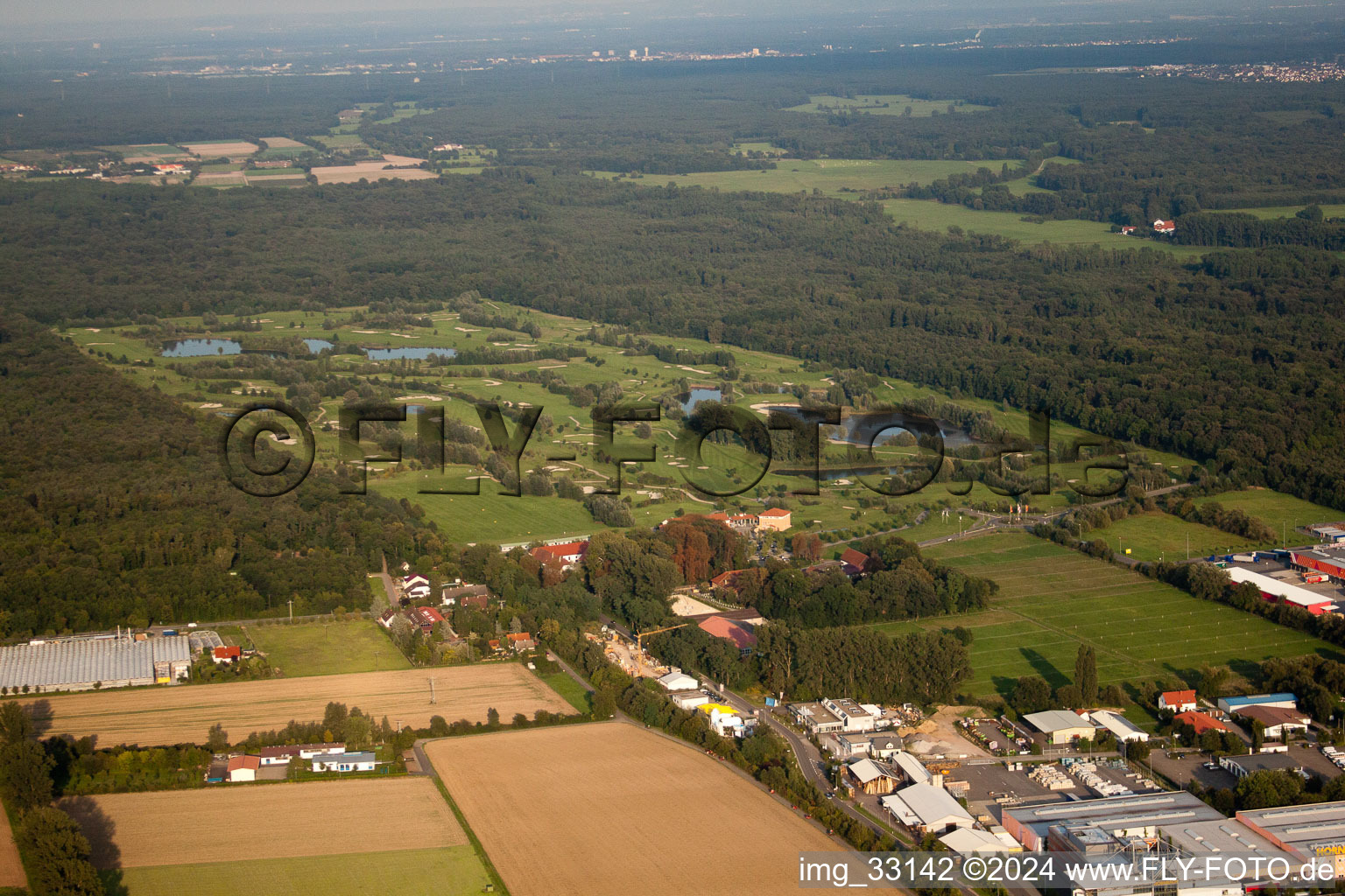 Vue aérienne de Terrain de golf au Landgut Dreihof à Essingen dans le département Rhénanie-Palatinat, Allemagne