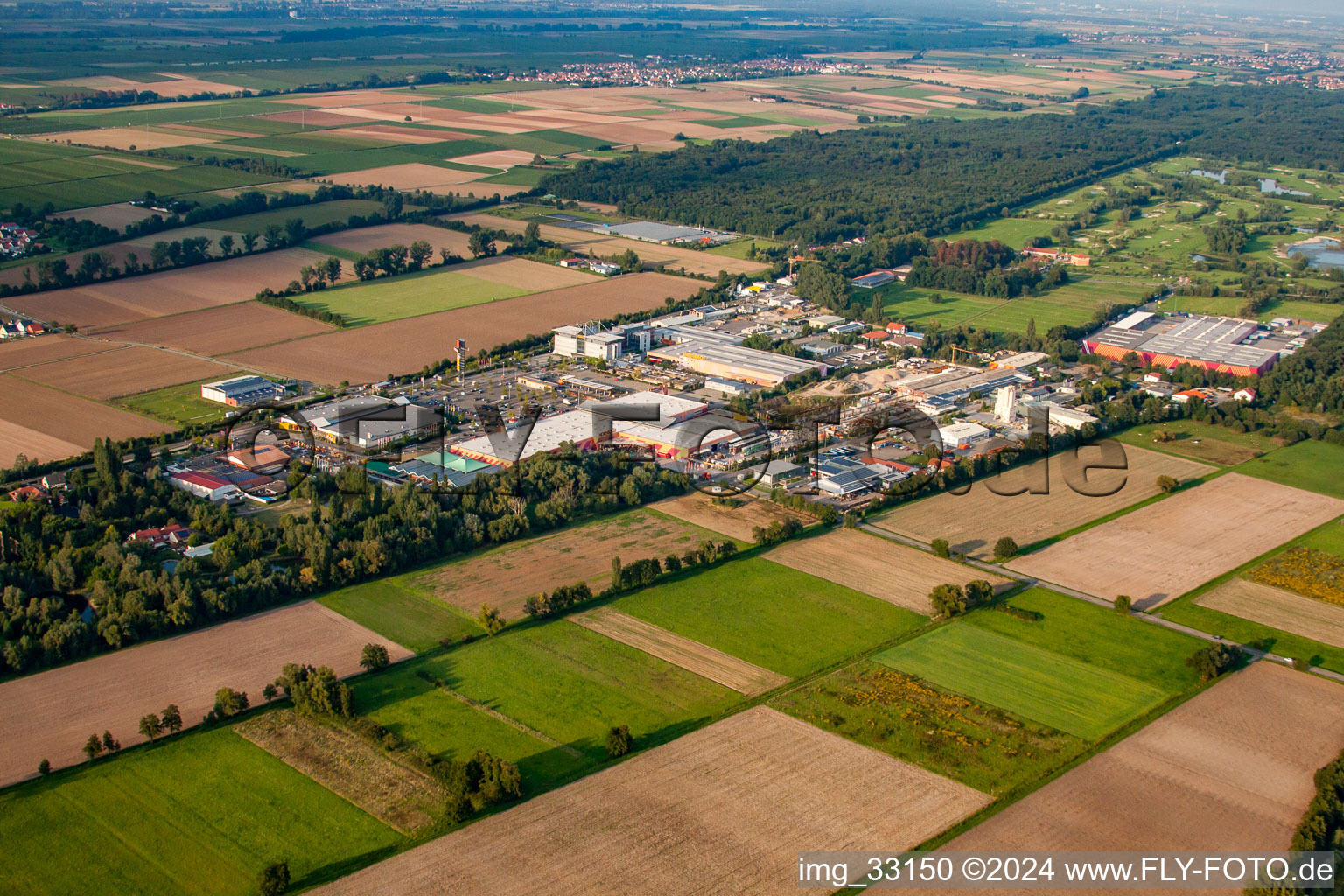 Vue oblique de Zone industrielle de la Bruchwiesenstrasse avec quincaillerie Hornbach à le quartier Dreihof in Bornheim dans le département Rhénanie-Palatinat, Allemagne