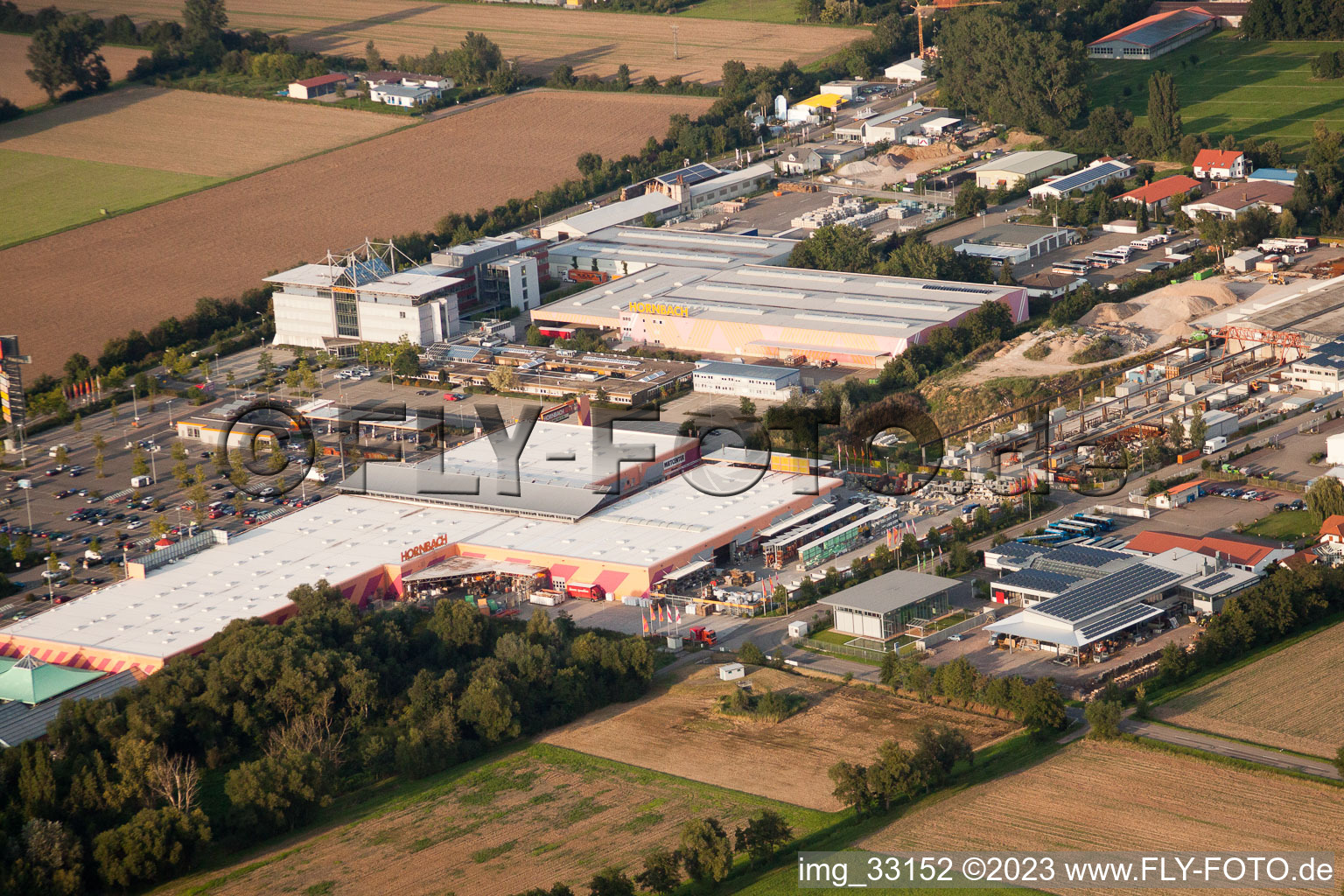 Vue aérienne de Centre de construction de Hornbach à le quartier Dreihof in Essingen dans le département Rhénanie-Palatinat, Allemagne