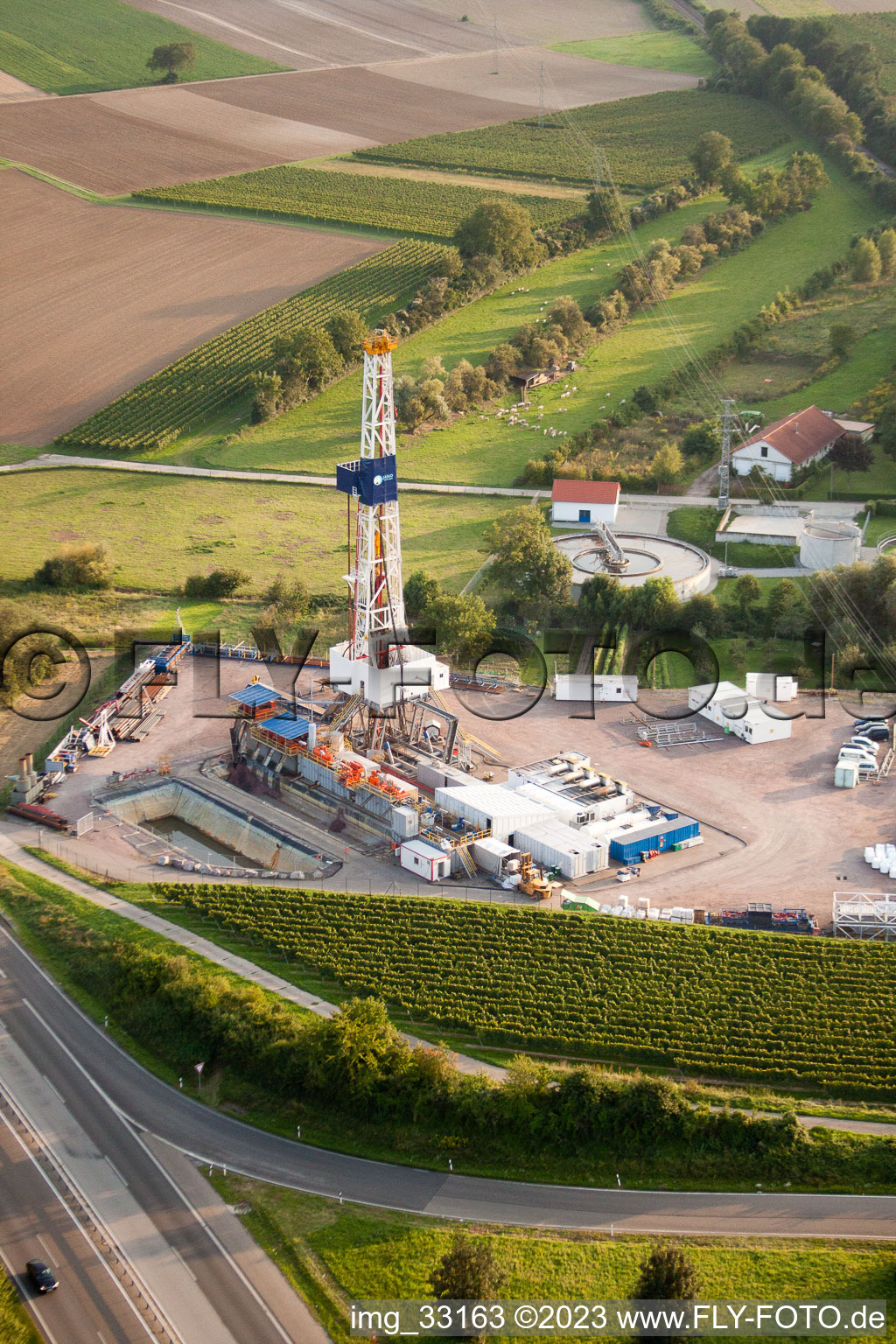 Système géothermique sur l'A65, 2ème forage à Insheim dans le département Rhénanie-Palatinat, Allemagne vue d'en haut