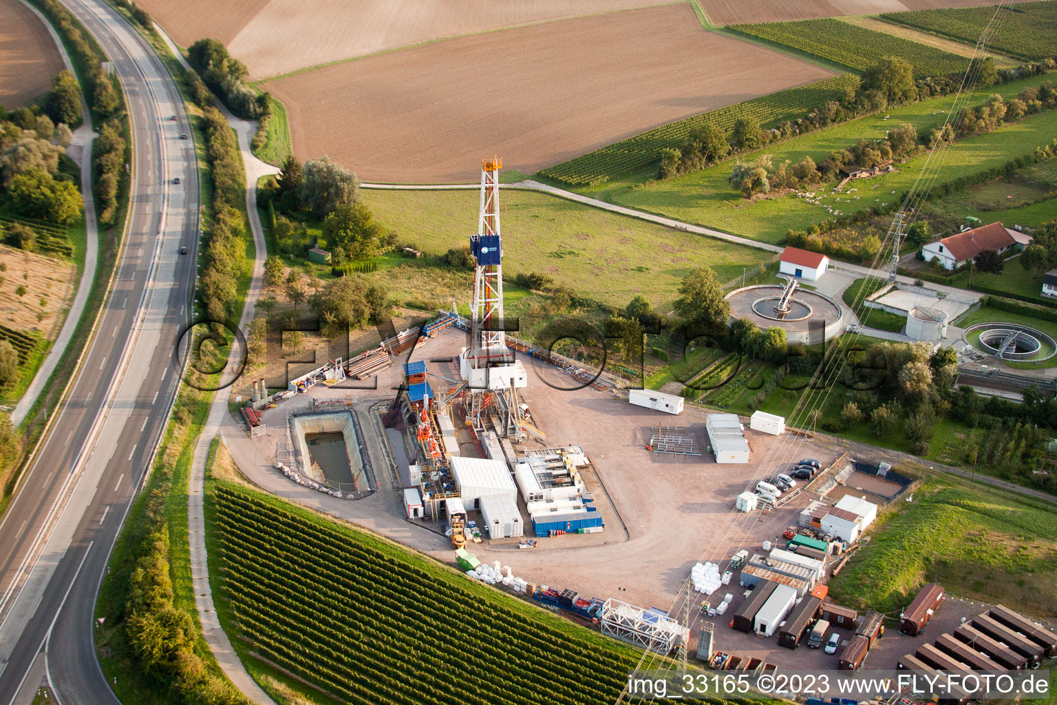 Système géothermique sur l'A65, 2ème forage à Insheim dans le département Rhénanie-Palatinat, Allemagne depuis l'avion