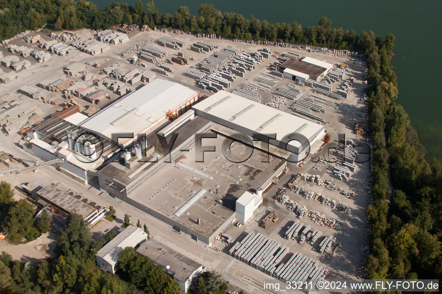 Vue aérienne de Usine de blocs de béton de Lithon Plus GmbH & Co. KG à le quartier Eggenstein in Eggenstein-Leopoldshafen dans le département Bade-Wurtemberg, Allemagne