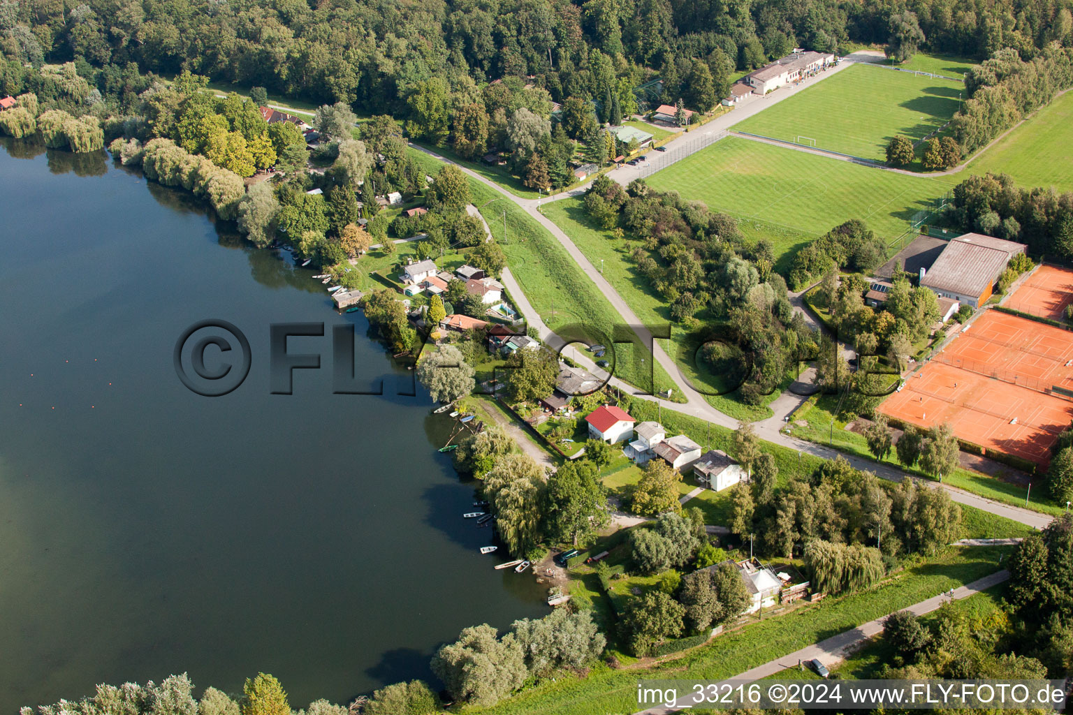 Vue aérienne de Terrains de sport, FV-Leopoldshafen à le quartier Leopoldshafen in Eggenstein-Leopoldshafen dans le département Bade-Wurtemberg, Allemagne