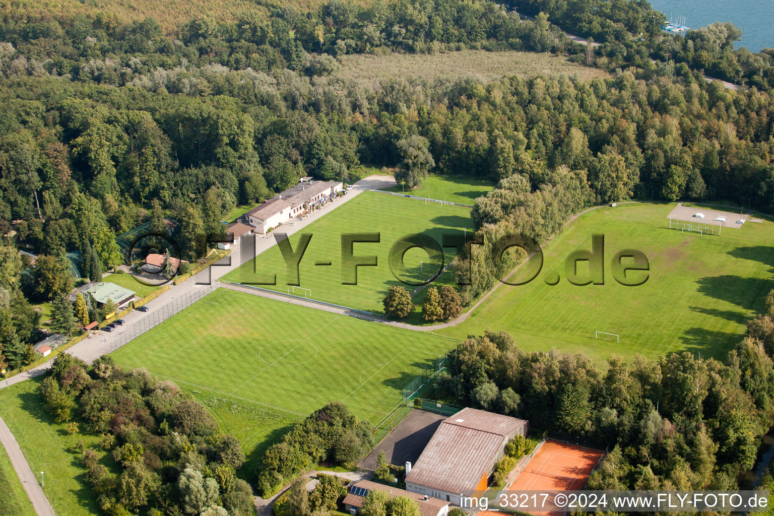 Photographie aérienne de Terrains de sport, FV-Leopoldshafen à le quartier Leopoldshafen in Eggenstein-Leopoldshafen dans le département Bade-Wurtemberg, Allemagne