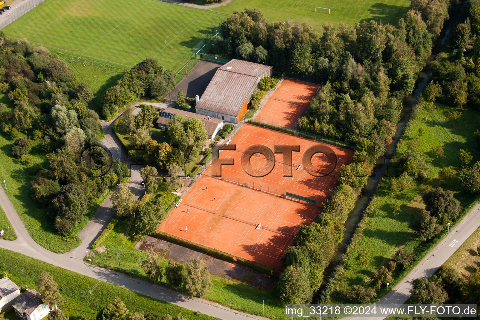 Vue oblique de Terrains de sport, FV-Leopoldshafen à le quartier Leopoldshafen in Eggenstein-Leopoldshafen dans le département Bade-Wurtemberg, Allemagne