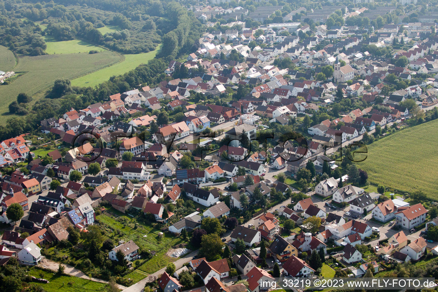 Vue aérienne de Du sud-ouest à le quartier Leopoldshafen in Eggenstein-Leopoldshafen dans le département Bade-Wurtemberg, Allemagne
