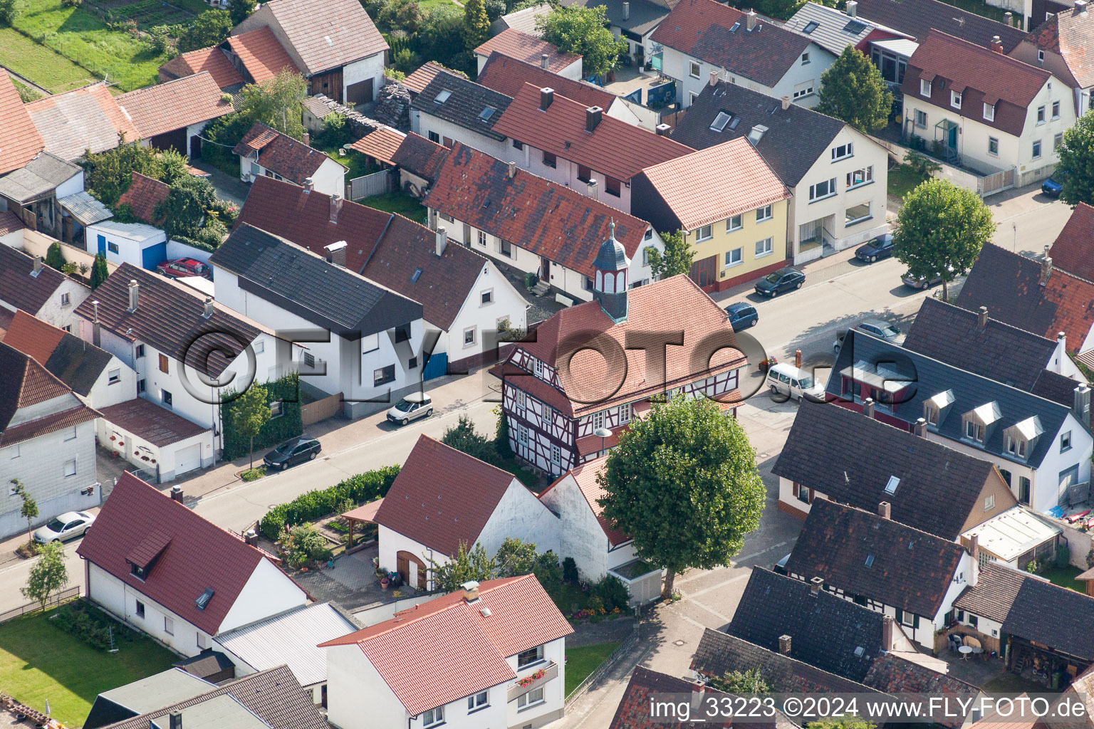 Vue aérienne de Mairie de l'administration de la ville à le quartier Leopoldshafen in Eggenstein-Leopoldshafen dans le département Bade-Wurtemberg, Allemagne