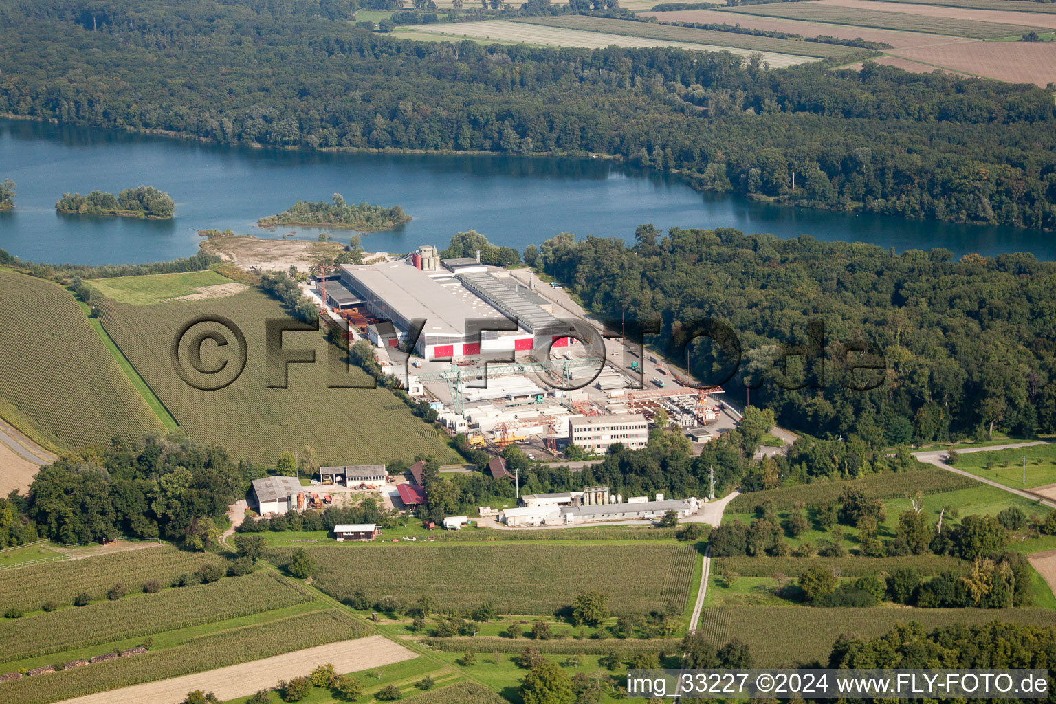 Vue aérienne de Zone industrielle de Snakelach, travaux de gravier à le quartier Leopoldshafen in Eggenstein-Leopoldshafen dans le département Bade-Wurtemberg, Allemagne