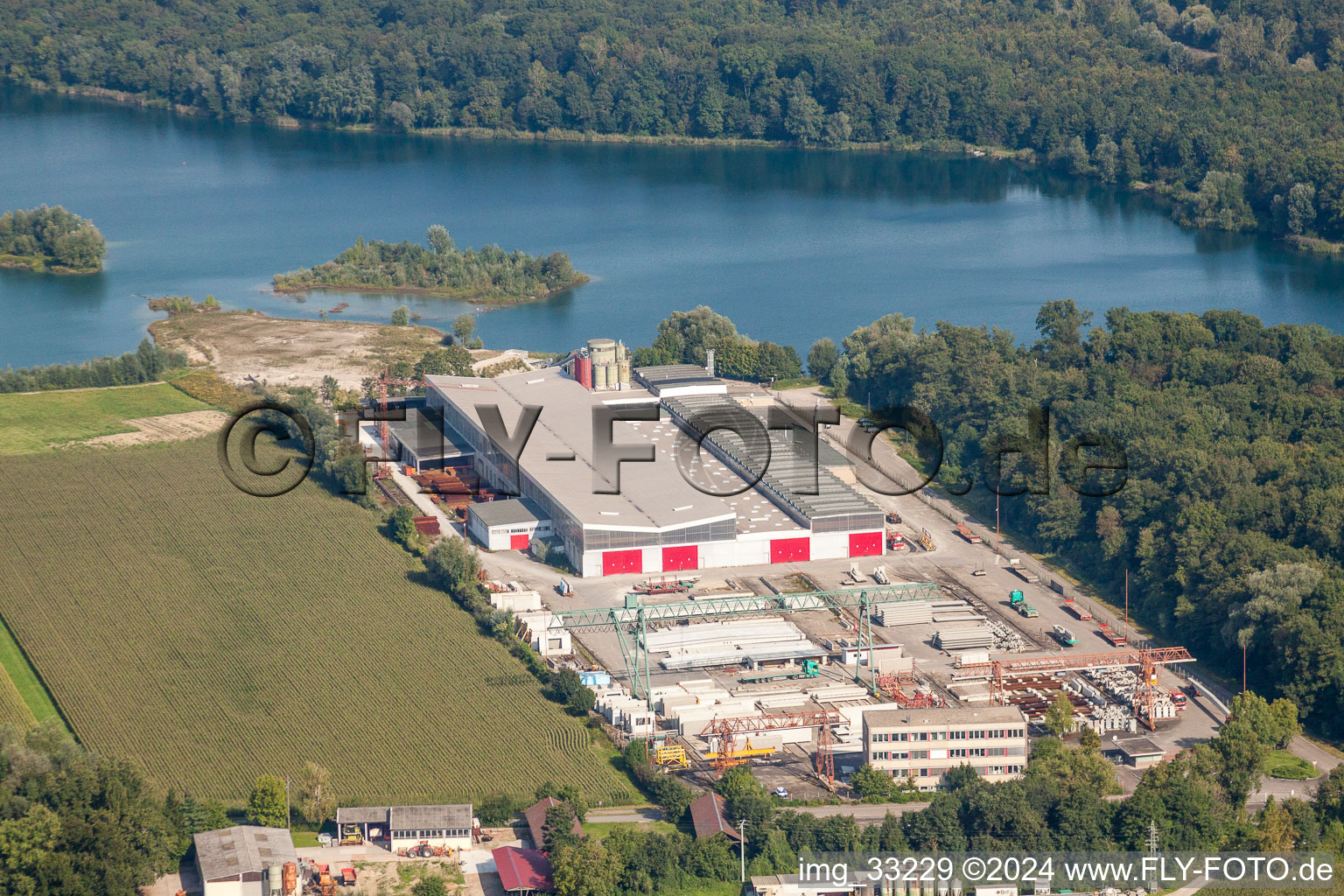 Vue aérienne de Centrale de mélange de béton et de matériaux de construction de BetonFertigteilewerk Linkenheim GmbH & Co. KG à Linkenheim-Hochstetten dans le département Bade-Wurtemberg, Allemagne