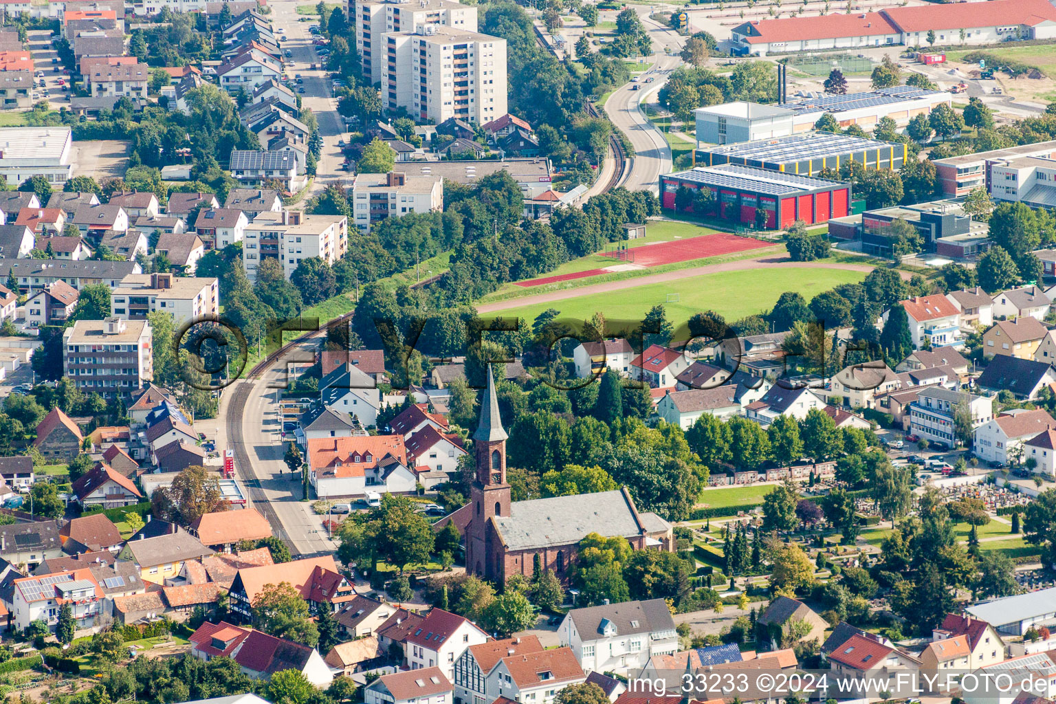 Vue aérienne de Év. Église Linkenheim à le quartier Linkenheim in Linkenheim-Hochstetten dans le département Bade-Wurtemberg, Allemagne