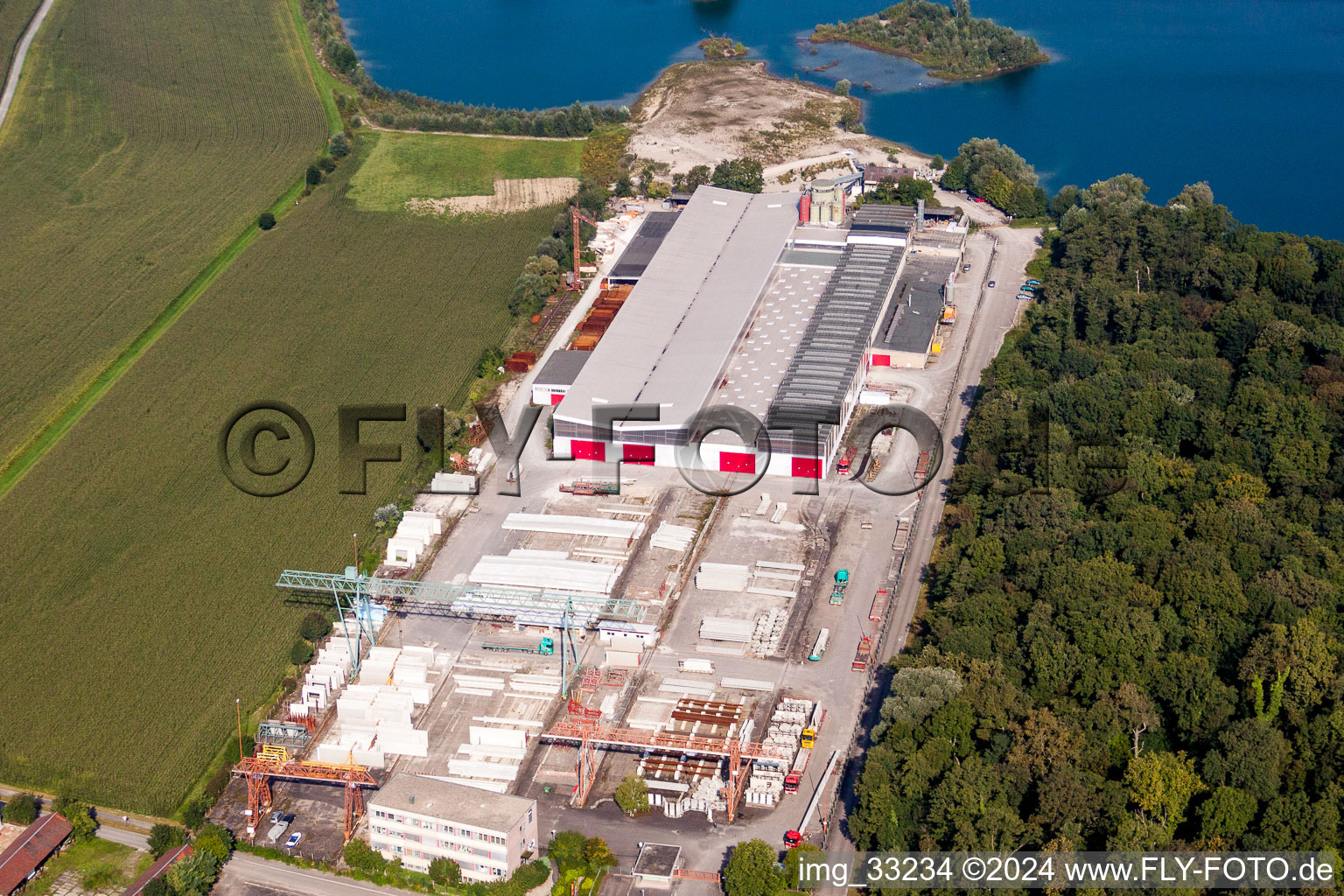 Photographie aérienne de Centrale de mélange de béton et de matériaux de construction de BetonFertigteilewerk Linkenheim GmbH & Co. KG à Linkenheim-Hochstetten dans le département Bade-Wurtemberg, Allemagne