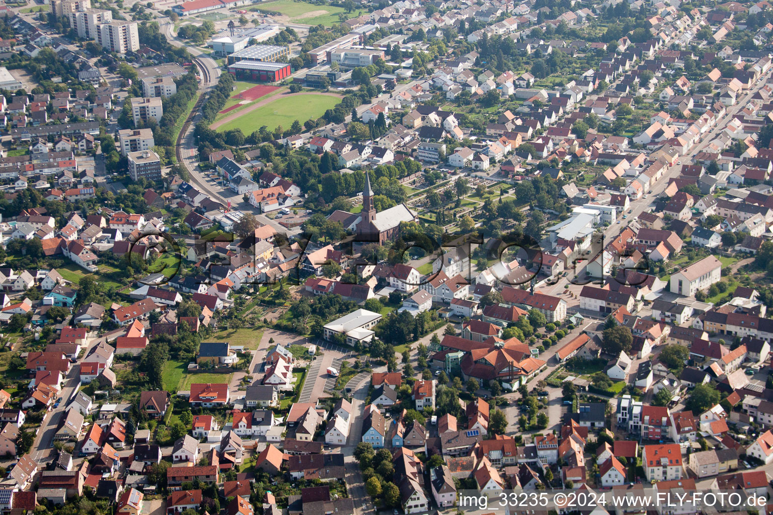 Vue d'oiseau de Quartier Linkenheim in Linkenheim-Hochstetten dans le département Bade-Wurtemberg, Allemagne