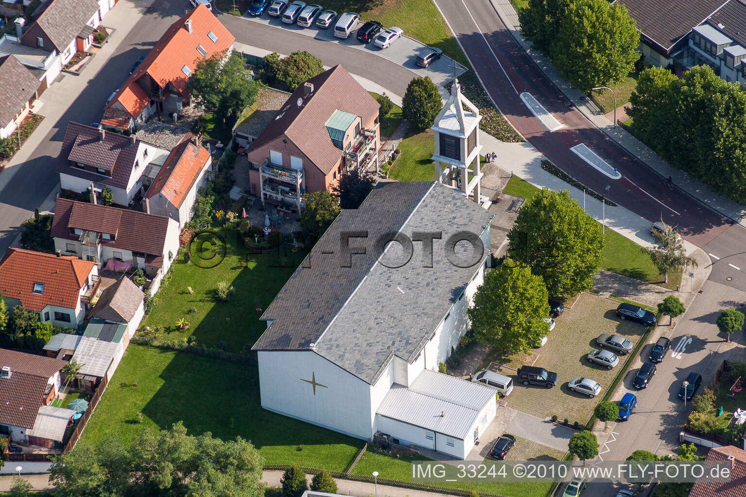 Vue aérienne de Église Marie-Reine au centre du village à le quartier Linkenheim in Linkenheim-Hochstetten dans le département Bade-Wurtemberg, Allemagne