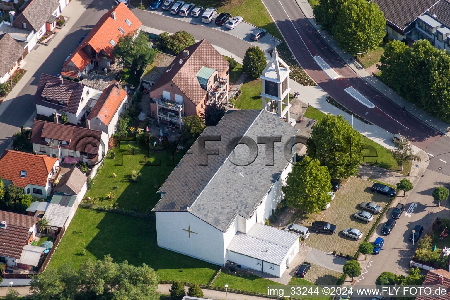 Vue aérienne de Église Marie-Reine au centre du village à le quartier Linkenheim in Linkenheim-Hochstetten dans le département Bade-Wurtemberg, Allemagne