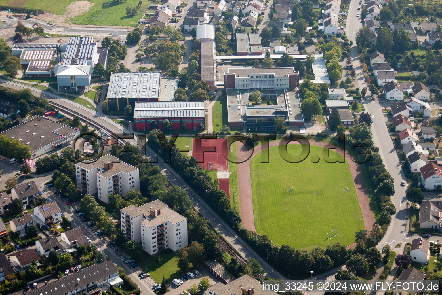 Vue aérienne de Terrain de sport, Heussstr à le quartier Linkenheim in Linkenheim-Hochstetten dans le département Bade-Wurtemberg, Allemagne