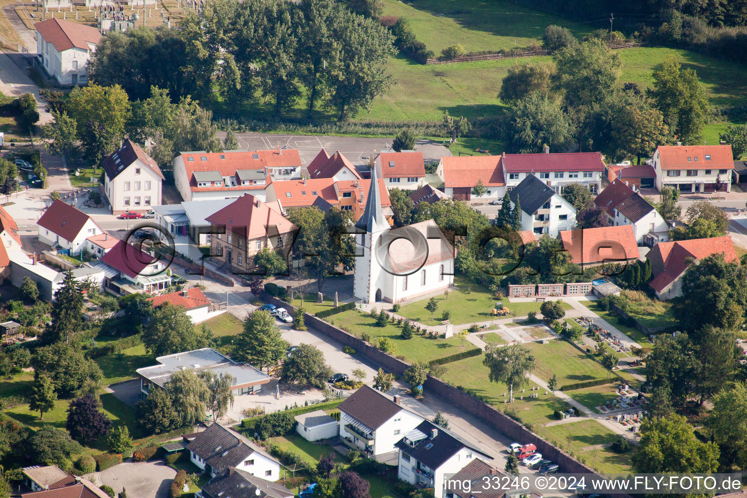 Vue aérienne de Église protestante à le quartier Hochstetten in Linkenheim-Hochstetten dans le département Bade-Wurtemberg, Allemagne