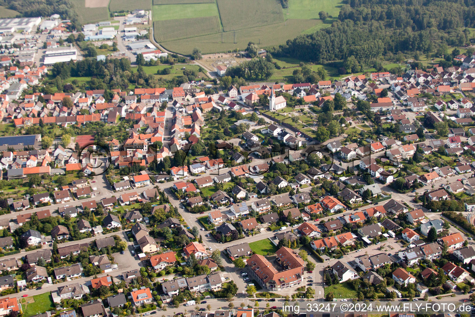 Quartier Hochstetten in Linkenheim-Hochstetten dans le département Bade-Wurtemberg, Allemagne du point de vue du drone