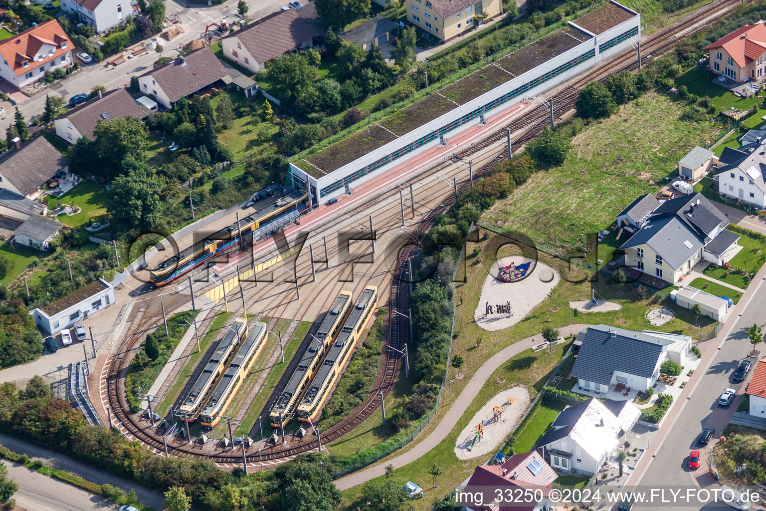 Vue aérienne de Terminus S-Bahn à Hochstetten du KVV Karlsruher Verkehrsbetriebe à le quartier Hochstetten in Linkenheim-Hochstetten dans le département Bade-Wurtemberg, Allemagne