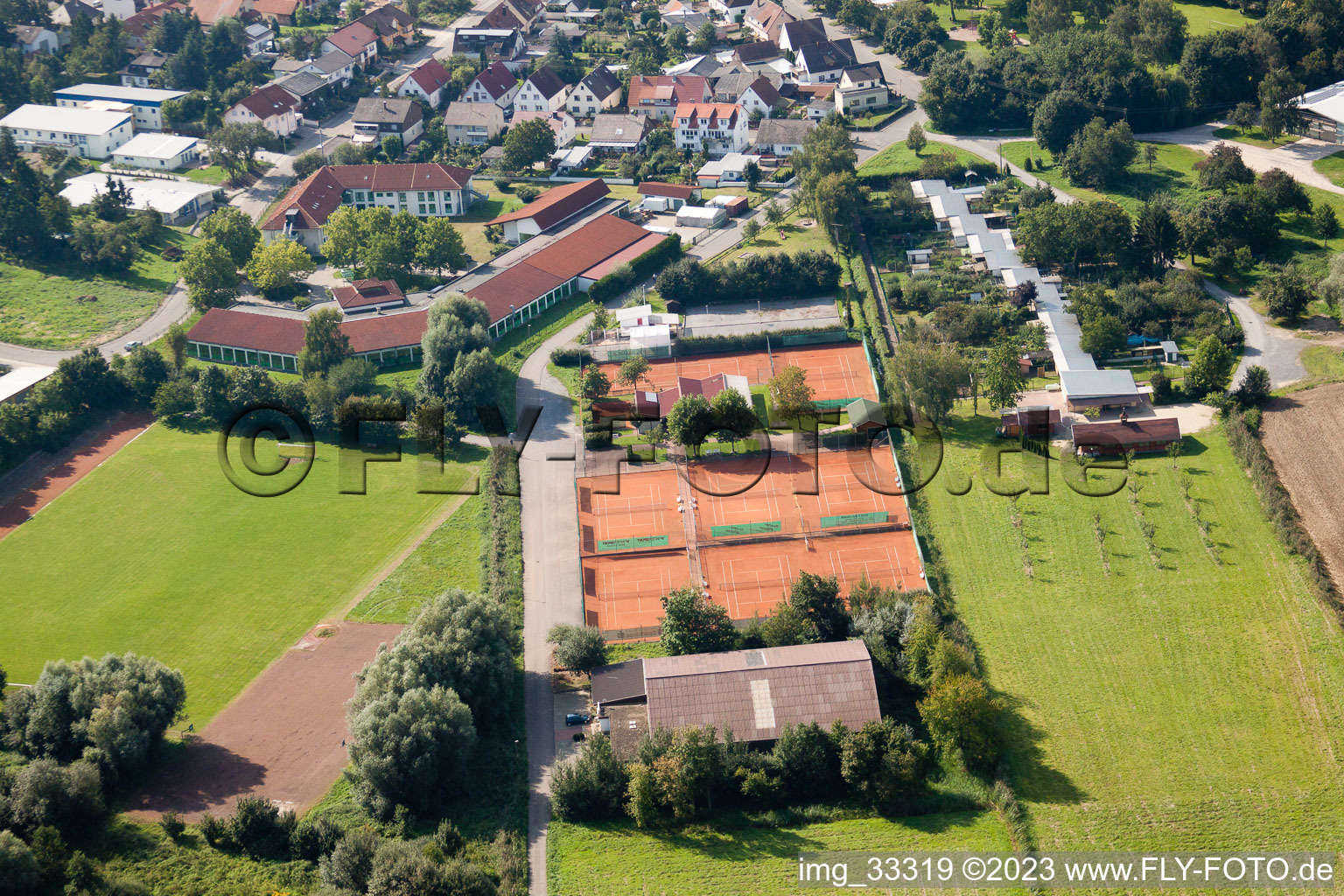 Vue aérienne de Terrains de sport à le quartier Graben in Graben-Neudorf dans le département Bade-Wurtemberg, Allemagne