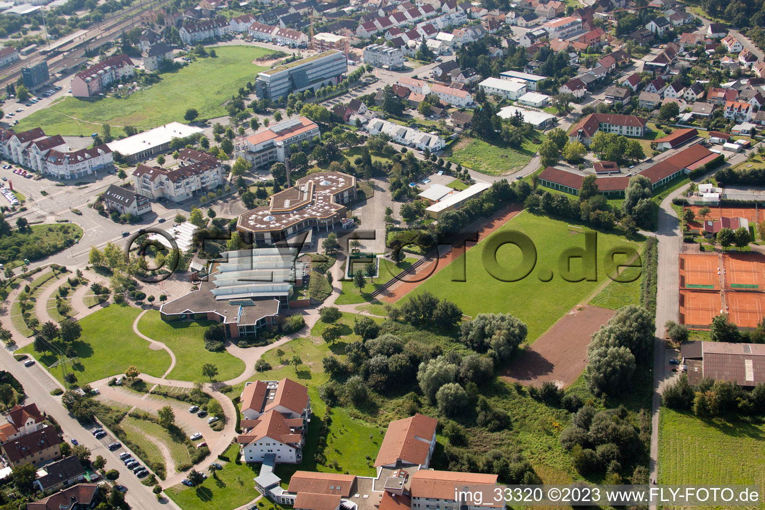 Vue aérienne de Terrains de sport à le quartier Graben in Graben-Neudorf dans le département Bade-Wurtemberg, Allemagne