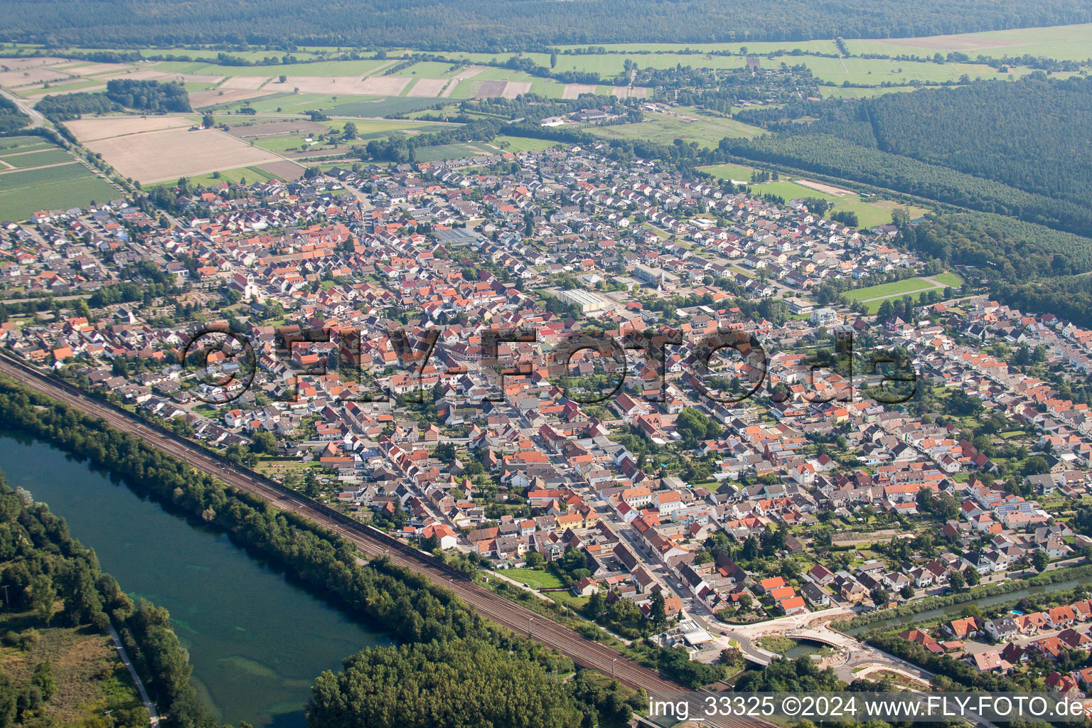 Vue aérienne de Vue des rues et des maisons des quartiers résidentiels à le quartier Neudorf in Graben-Neudorf dans le département Bade-Wurtemberg, Allemagne