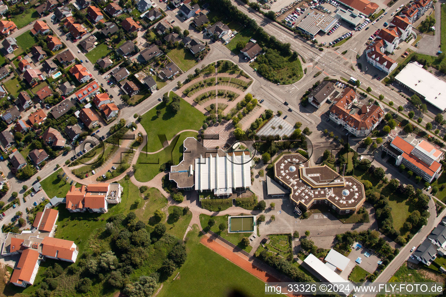 Vue aérienne de École communautaire Pestalozzi à le quartier Graben in Graben-Neudorf dans le département Bade-Wurtemberg, Allemagne