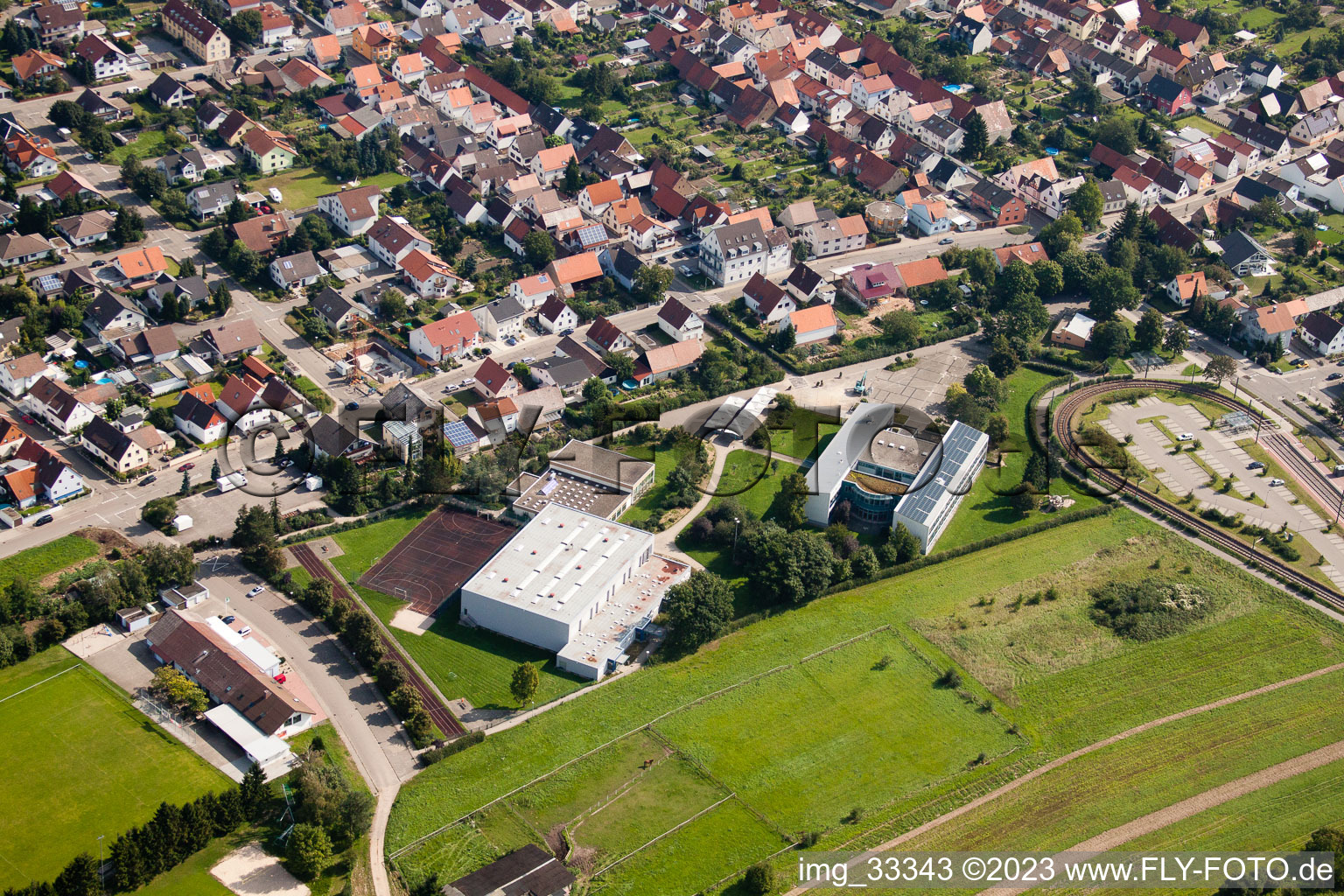 Vue aérienne de École primaire et secondaire Friedrich-Magnus à le quartier Spöck in Stutensee dans le département Bade-Wurtemberg, Allemagne