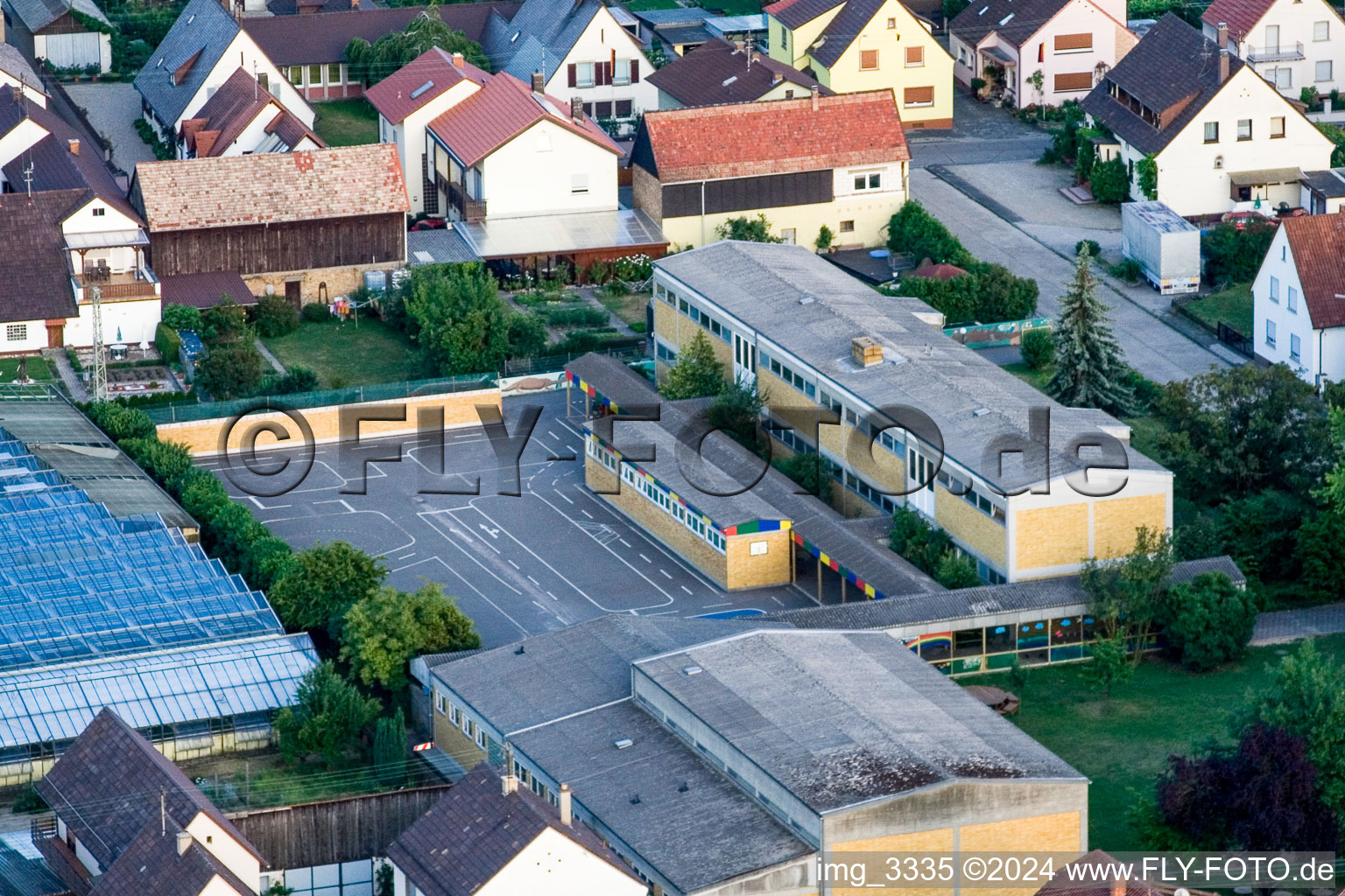 Vue aérienne de École à Kuhardt dans le département Rhénanie-Palatinat, Allemagne