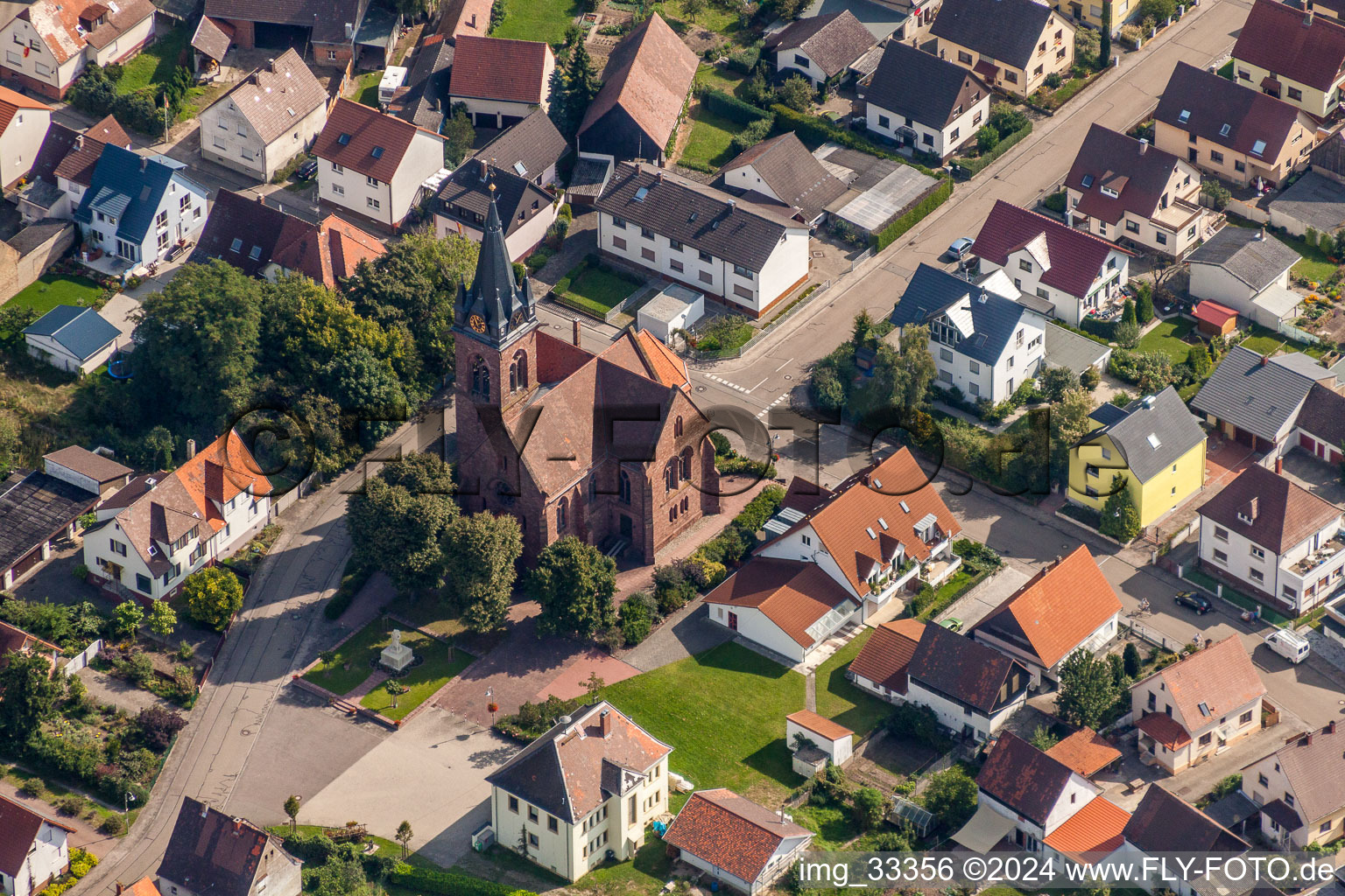 Vue aérienne de Église évangélique Staffort à le quartier Staffort in Stutensee dans le département Bade-Wurtemberg, Allemagne