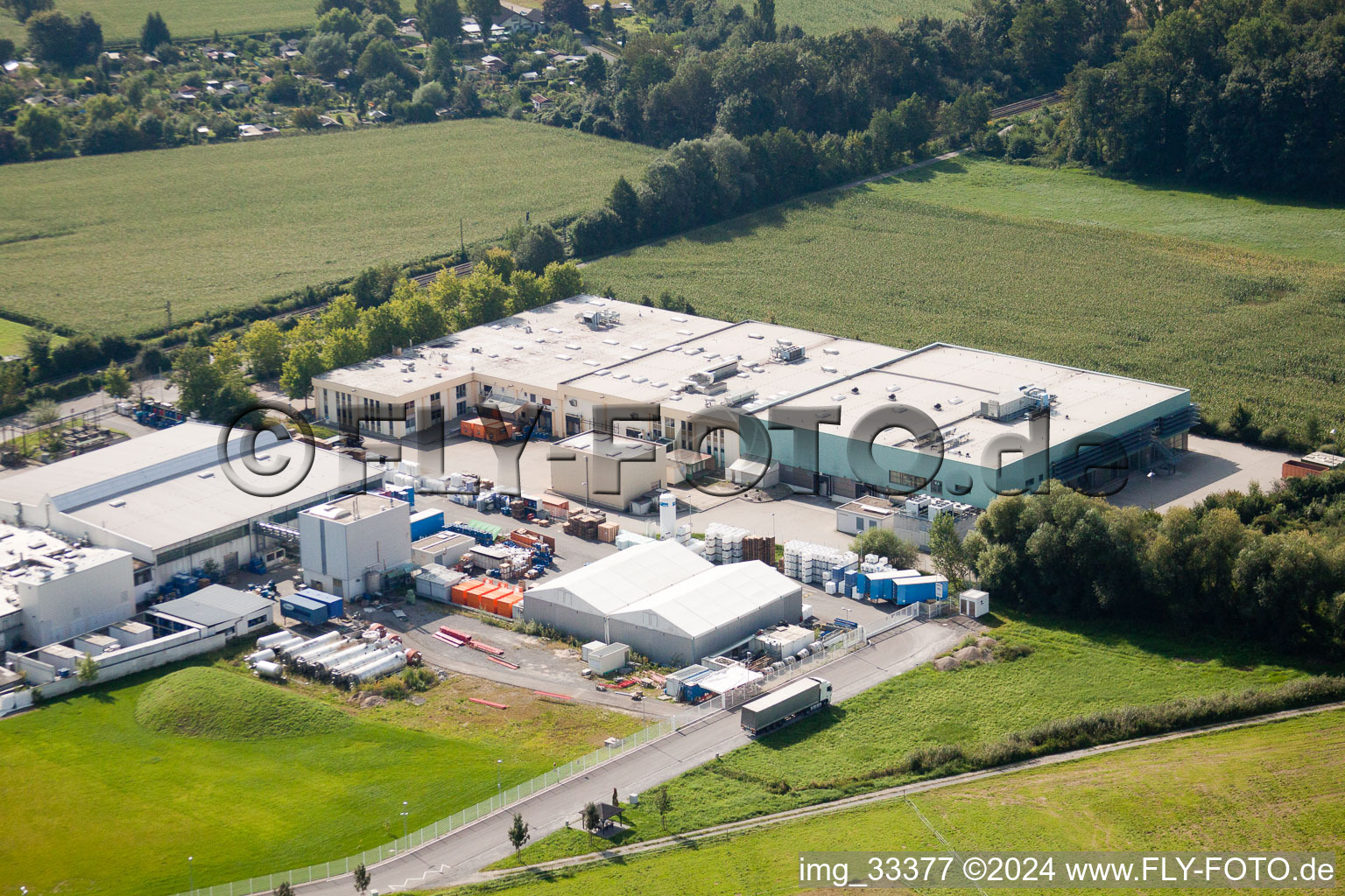 Vue aérienne de Sites de production du producteur chimique KLEBCHEMIE M. G. Becker GmbH & Co. KG à Weingarten dans le département Bade-Wurtemberg, Allemagne