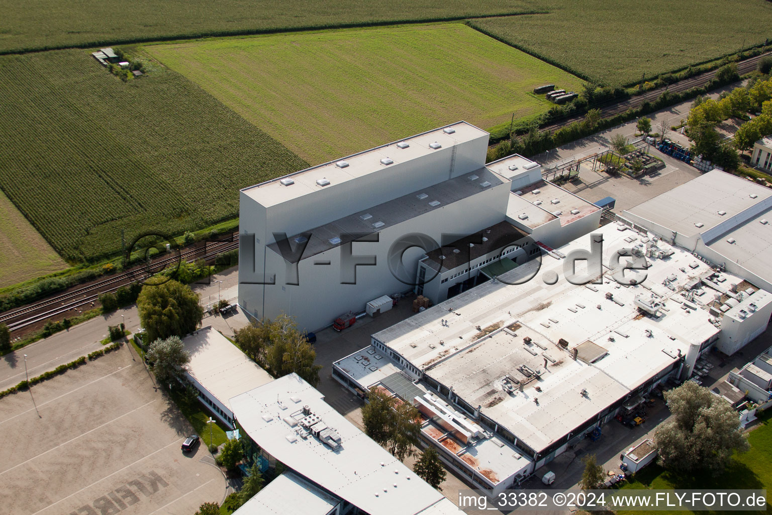 Vue oblique de Sites de production du producteur chimique KLEBCHEMIE MG Becker GmbH & Co. KG à Weingarten dans le département Bade-Wurtemberg, Allemagne