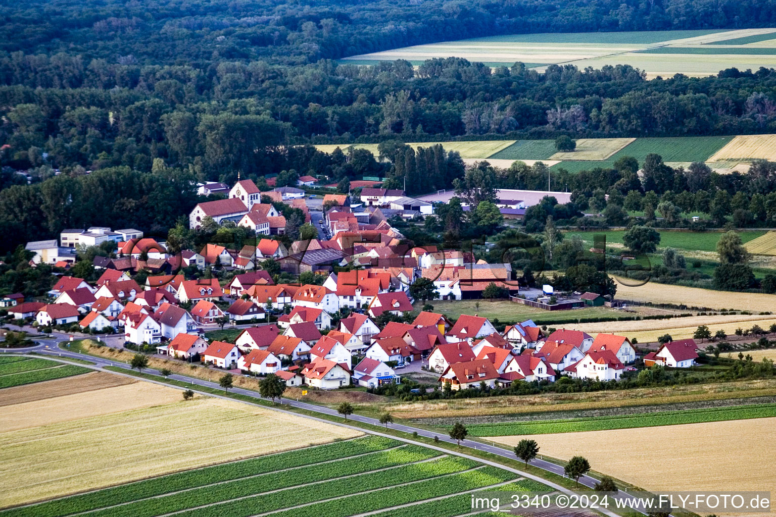 Vue oblique de Champs agricoles et surfaces utilisables à Kuhardt dans le département Rhénanie-Palatinat, Allemagne