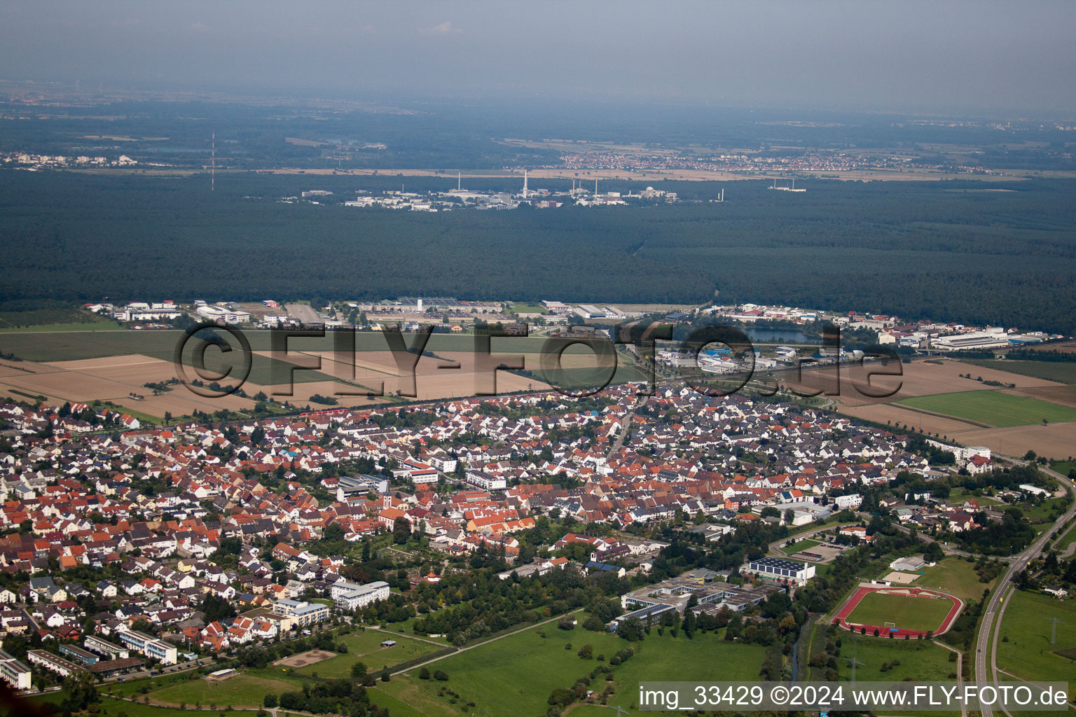 Vue aérienne de Vue des rues et des maisons des quartiers résidentiels à le quartier Blankenloch in Stutensee dans le département Bade-Wurtemberg, Allemagne