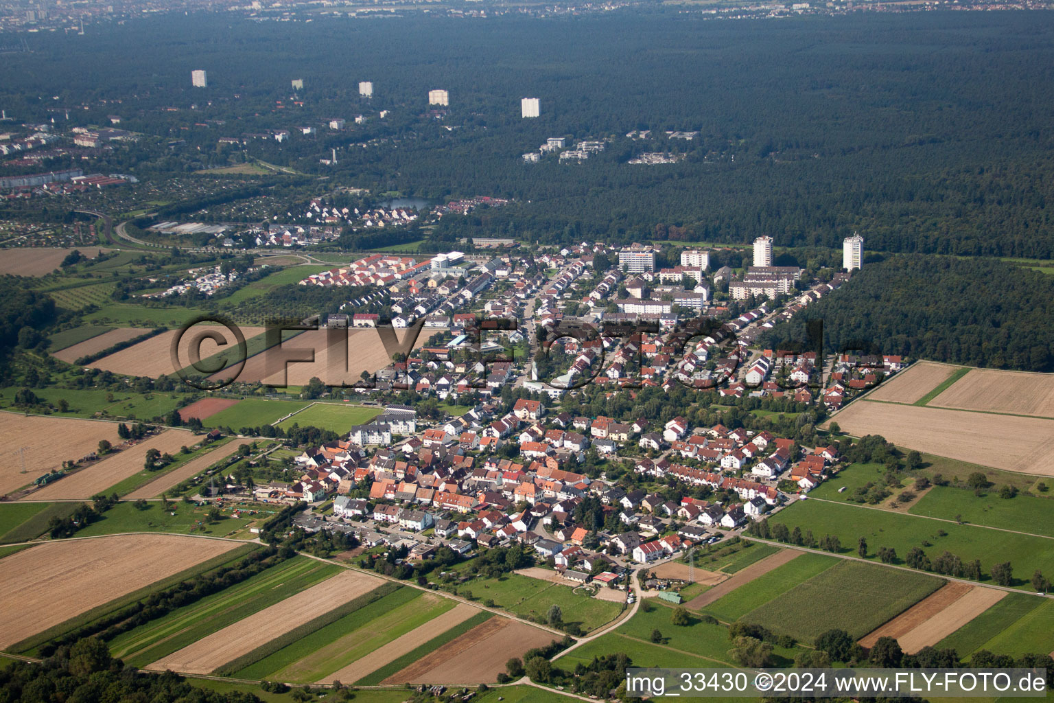 Vue aérienne de Vue sur le village à le quartier Büchig in Stutensee dans le département Bade-Wurtemberg, Allemagne