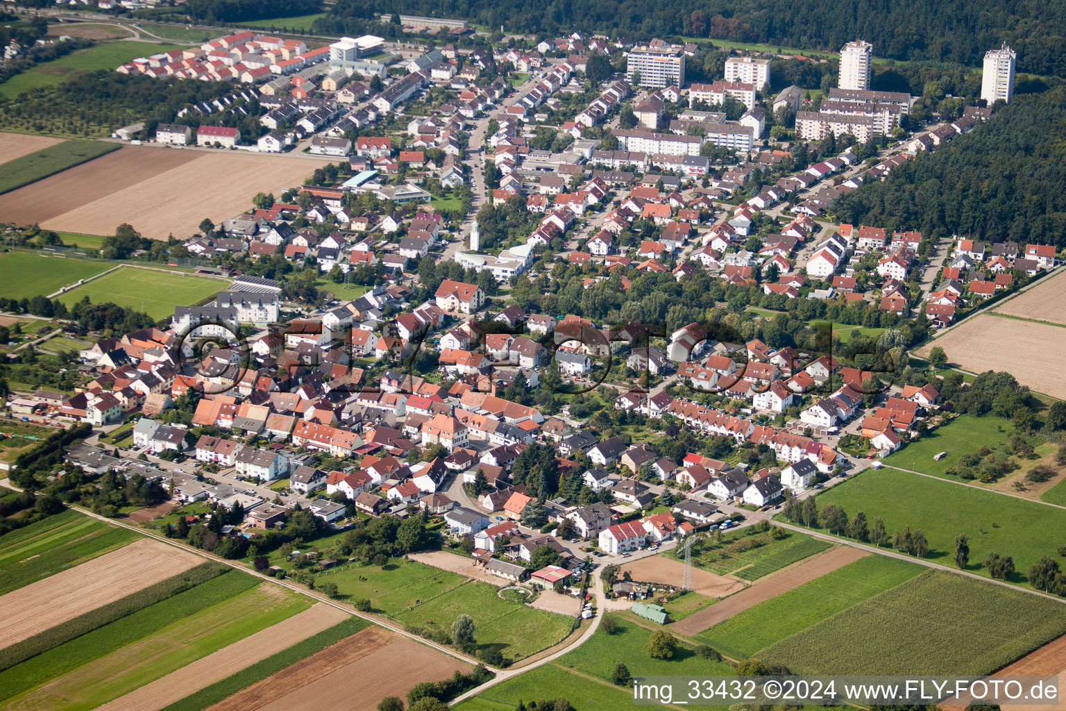 Vue aérienne de Vue sur le village à le quartier Büchig in Stutensee dans le département Bade-Wurtemberg, Allemagne