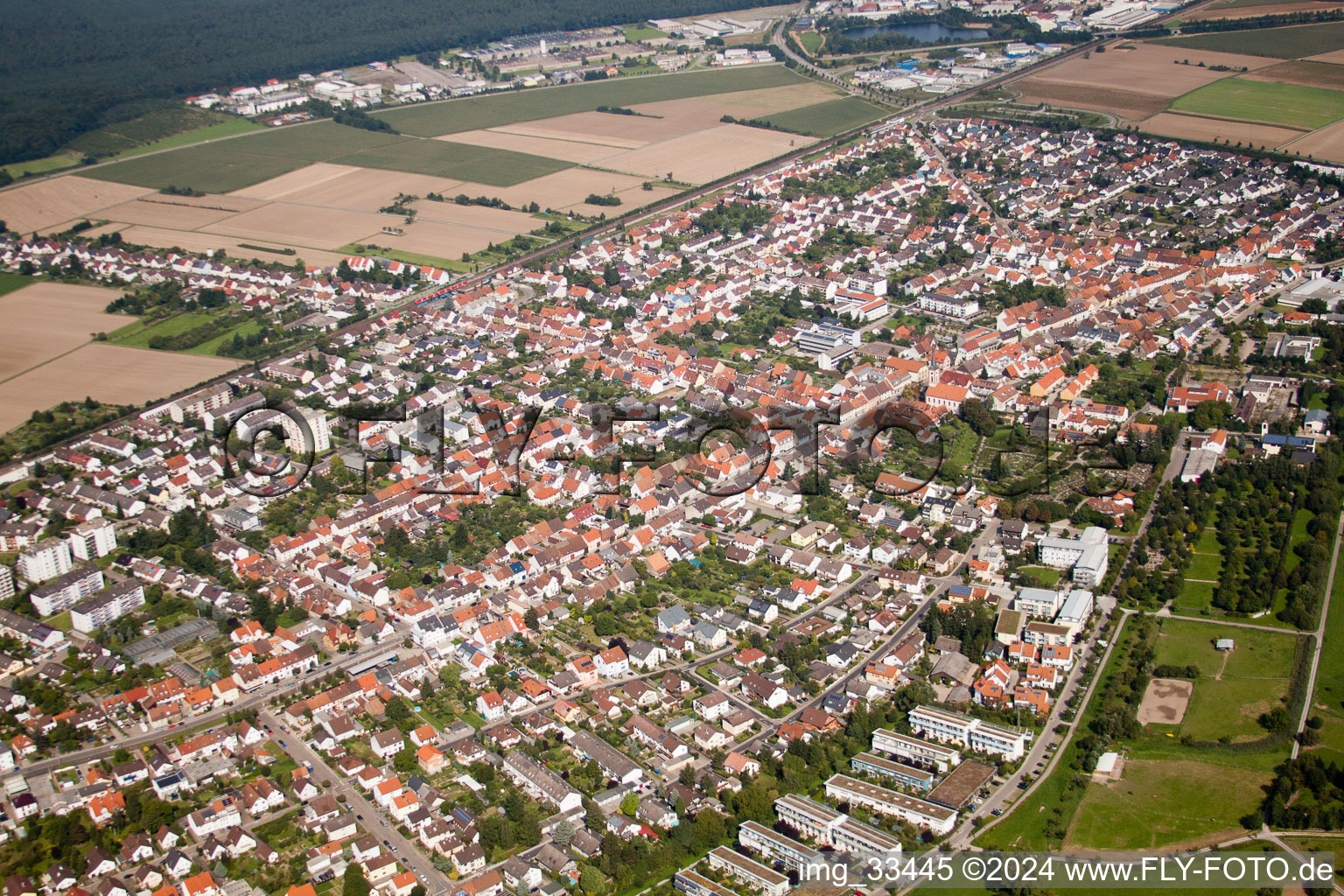 Vue aérienne de Vue des rues et des maisons des quartiers résidentiels à le quartier Blankenloch in Stutensee dans le département Bade-Wurtemberg, Allemagne